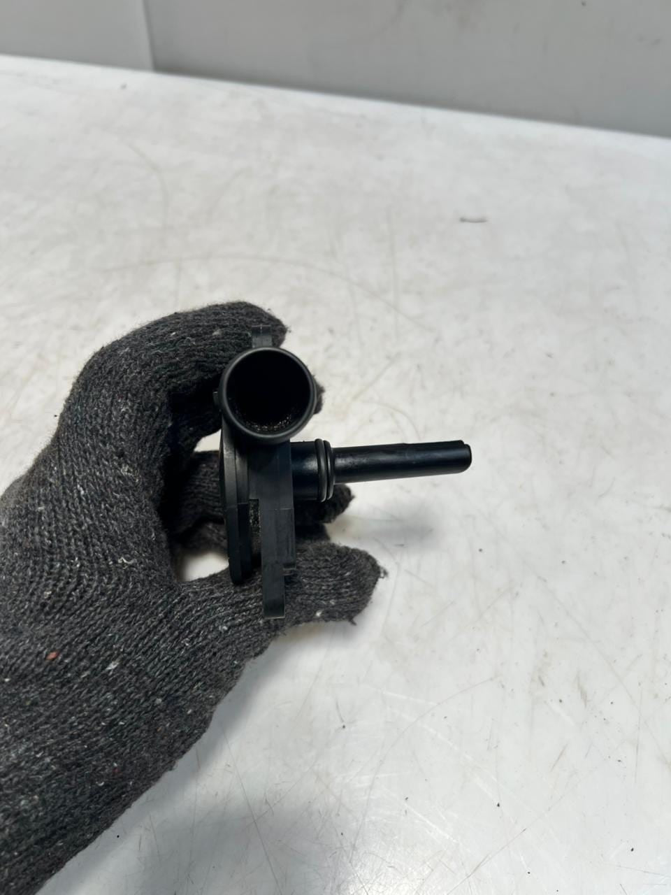 2003-2007 BMW 760Li E65 E66 E67 ENGINE Crankcase Vent Valve PVC 7549715 OEM