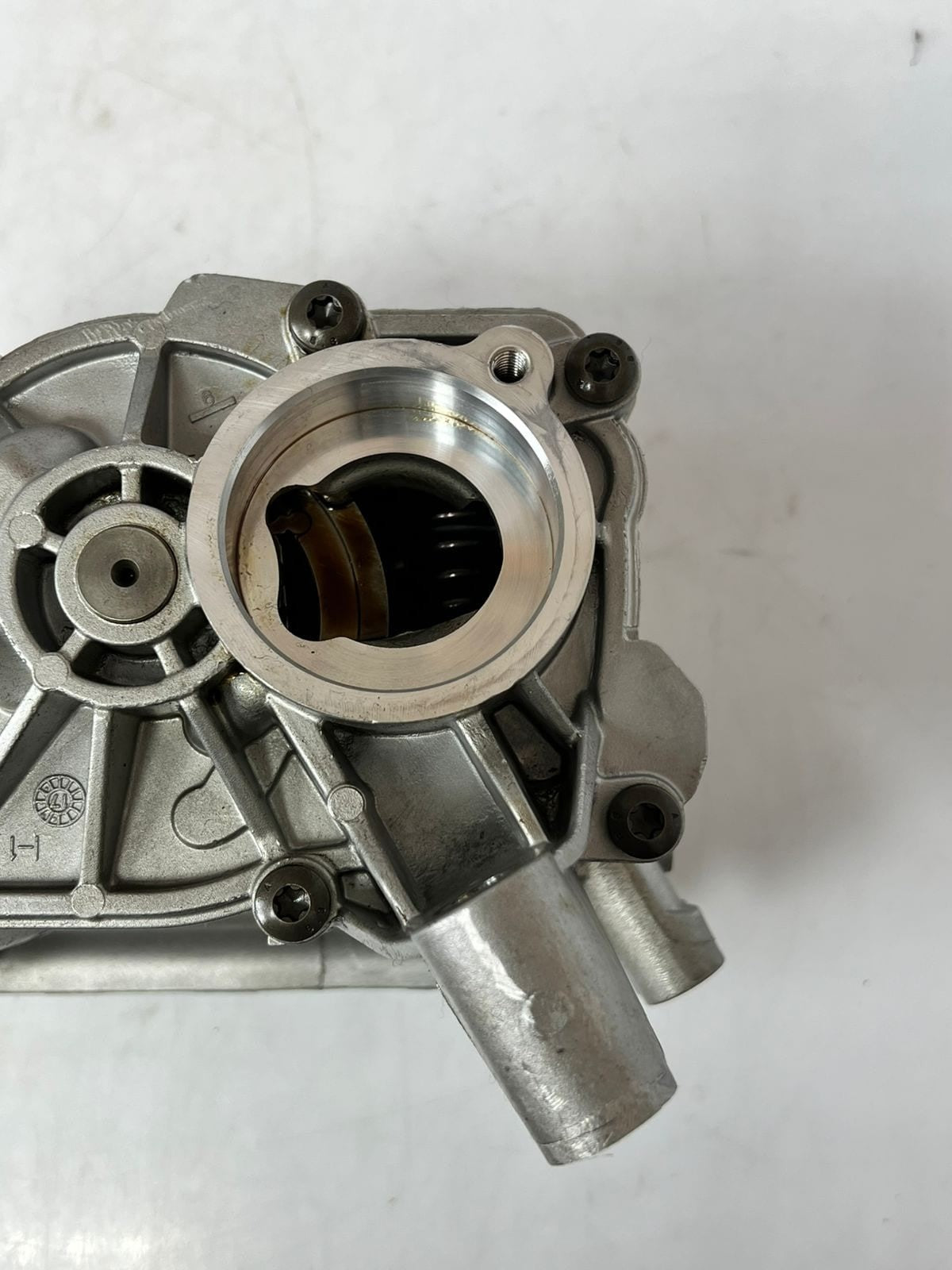 2016-2019 BMW 5 Series G30, X5 xDrive M50i Engine Oil Pump Assembly 8601072 OEM