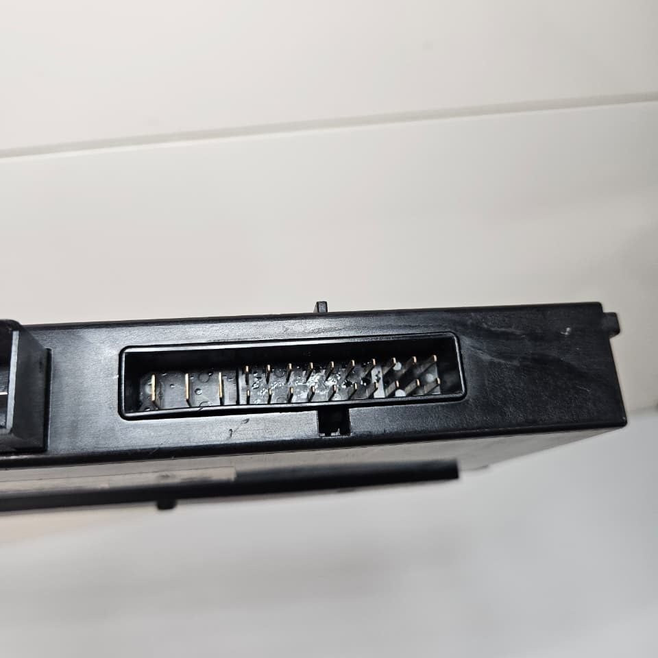 2006 BMW 325i Body Control Module Junction Box 6983303 OEM