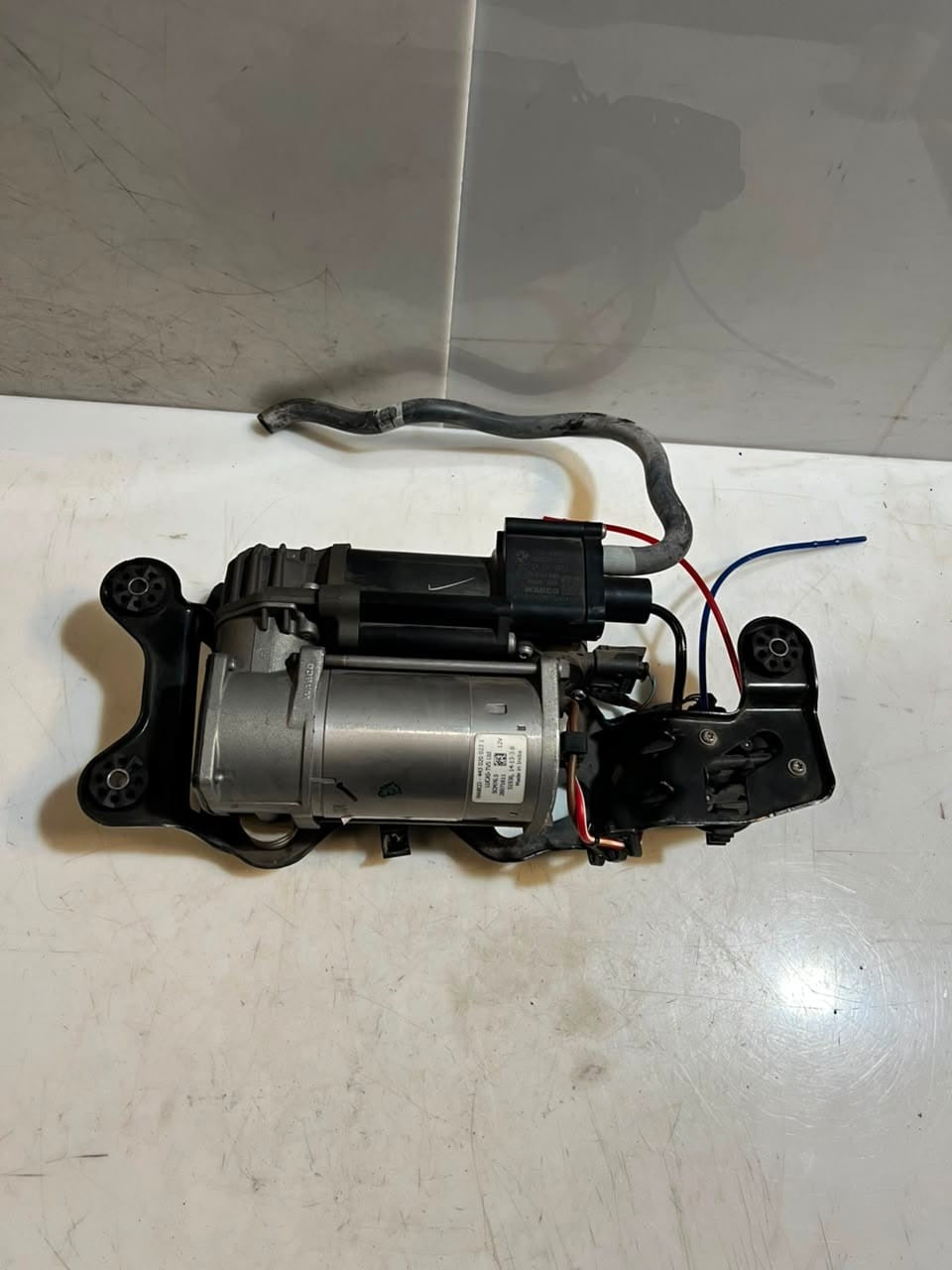 2013-2019 BMW X5 F15, F85, and X6 F16 AIR Suspension Compressor PUMP 26071611