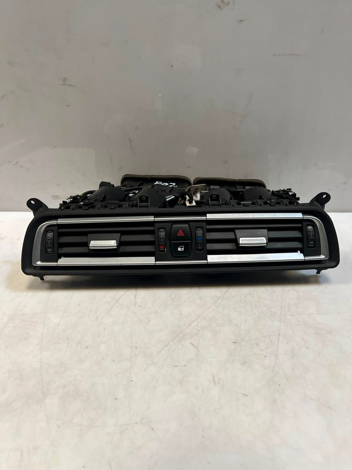 BMW 7 Series F01 F02 F03 F04 Dashboard Center Air Vent Grille Center 9115860