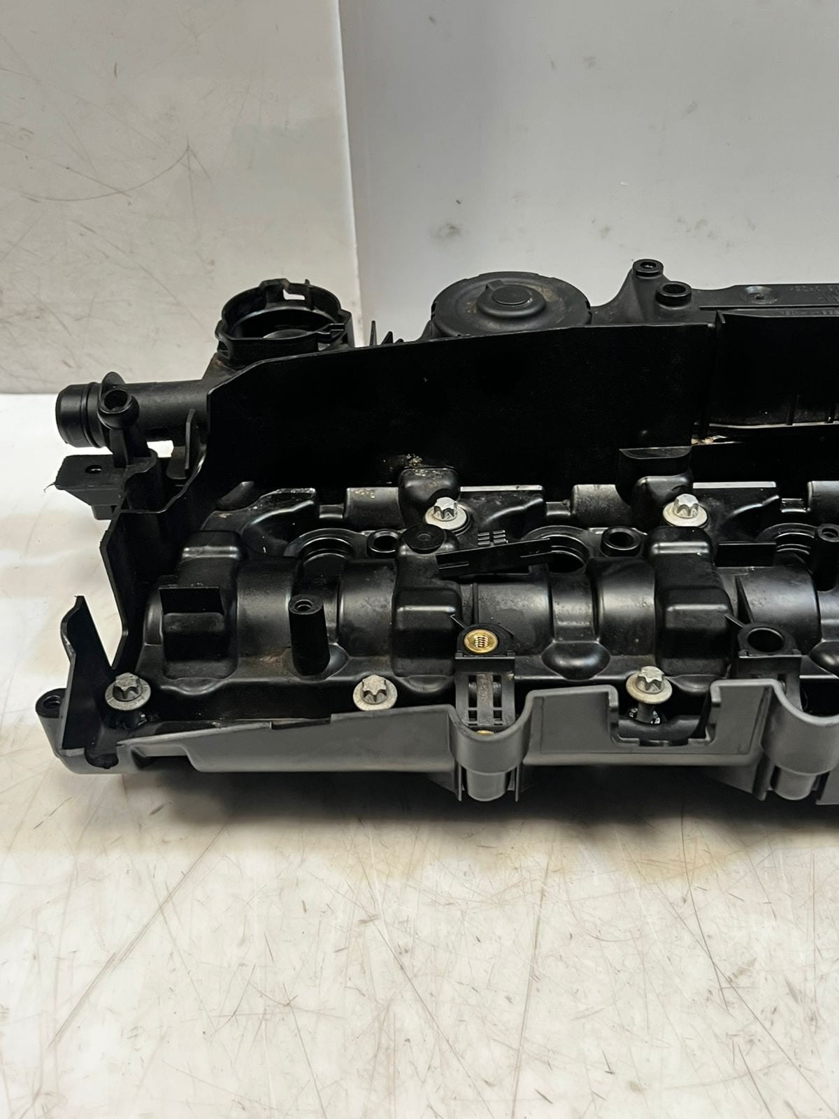 BMW F20 F22 F21 E90 E91 E92 E93 Cylinder Head Valve Cover 8589941 OEM