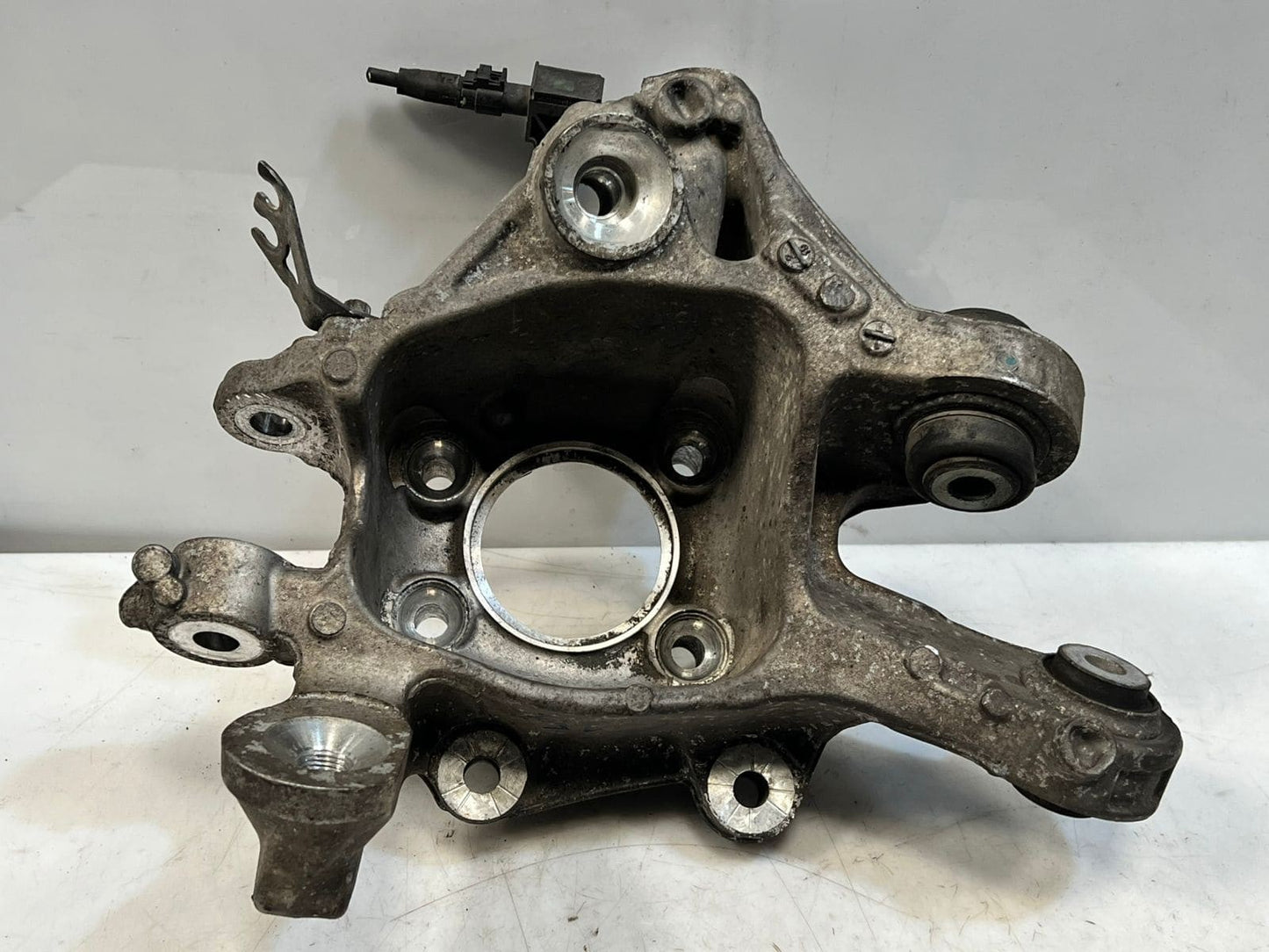 BMW 8 Series G14, G15, G16 Rear Wheel Hub Spindle Rear Right 6850564 OEM