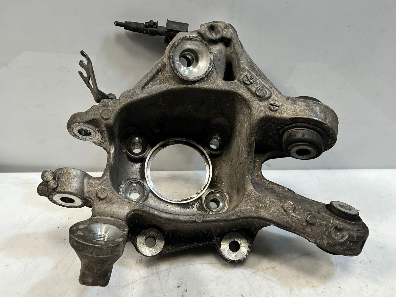 BMW 8 Series G14, G15, G16 Rear Wheel Hub Spindle Rear Right 6850564 OEM