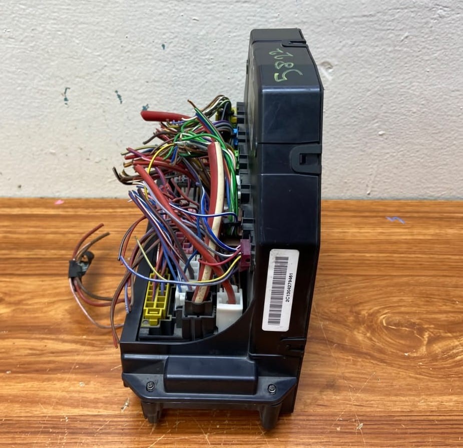 Mercedes-Benz Front SAM Fuse Box Control Module A2129005822 C-Class W204