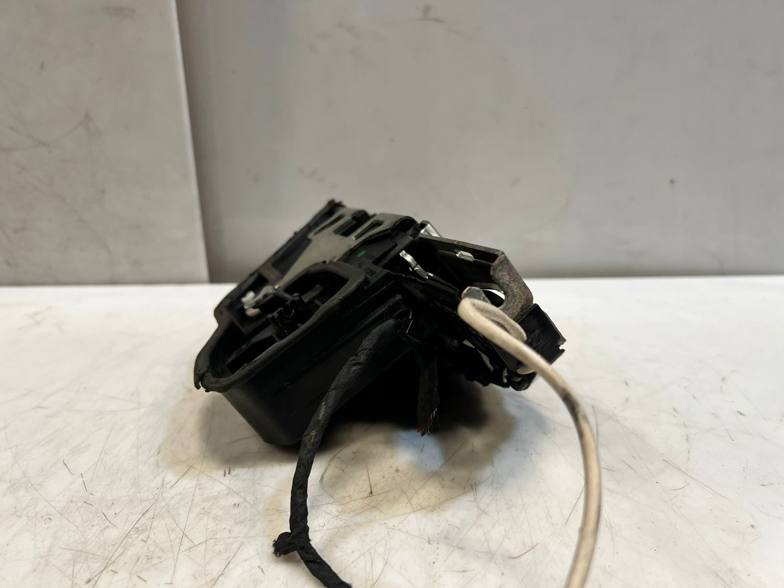 2010-2015 BMW 740i F01 F02 F03 F04 F10 F11 Door Lock Latch Front Right 7185690