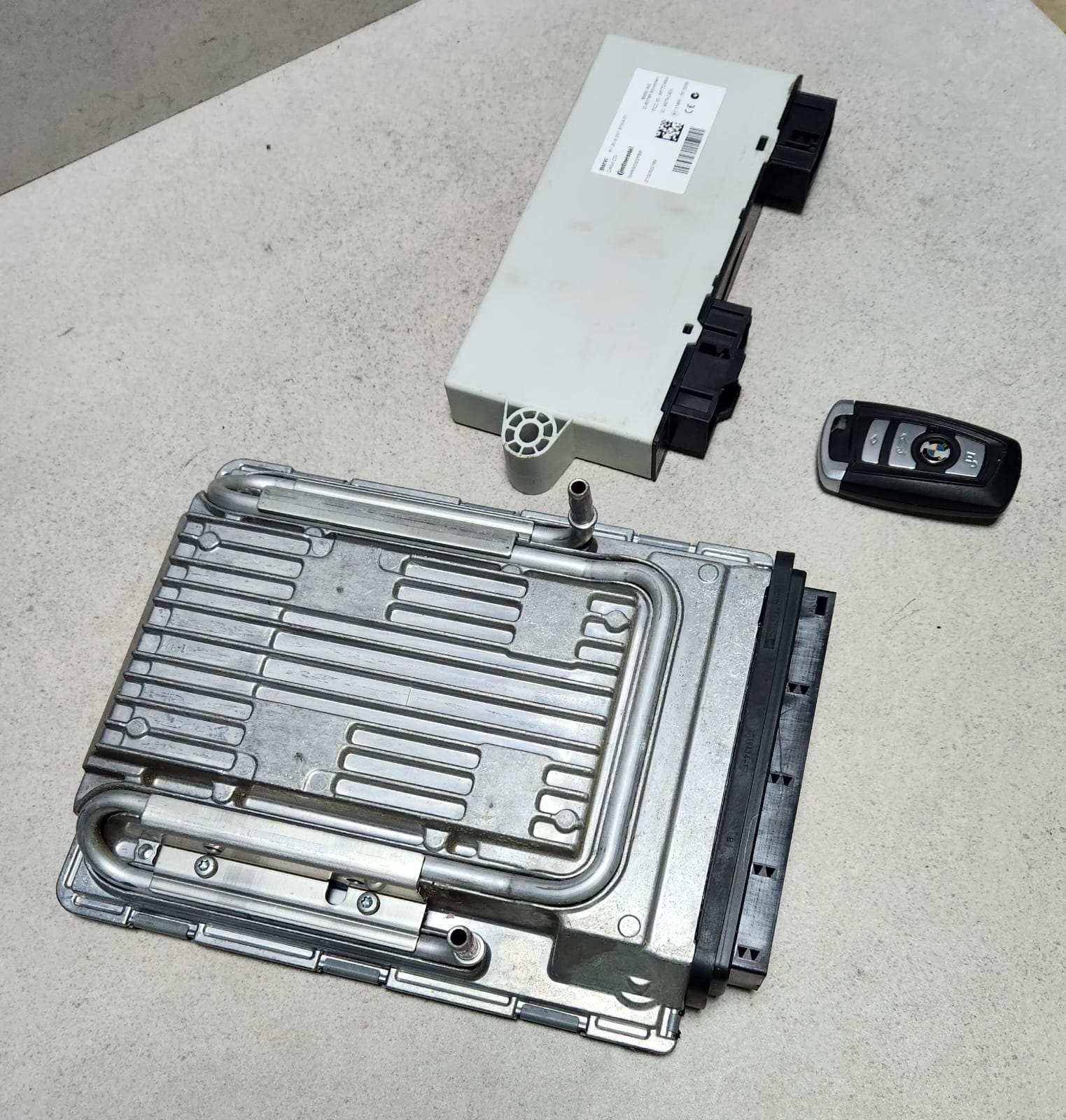 2010-2012 BMW 750i Engine Control Unit 7616160 7 Series F01 F02 F03 F04 N63 ECU 