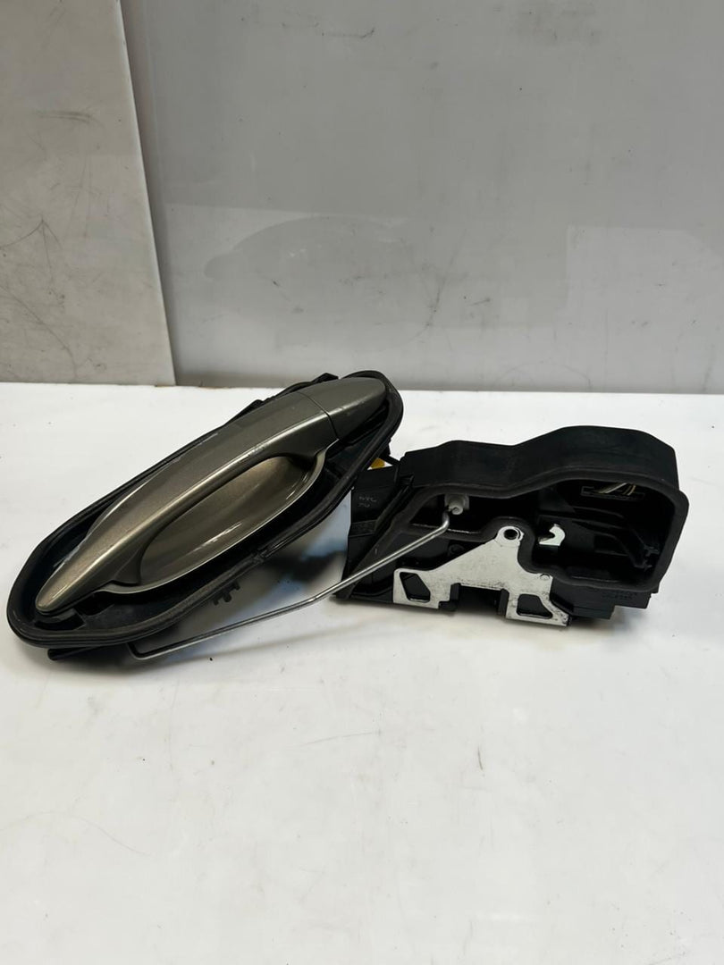 2008-2009 BMW E60 FRONT Left Exterior Door Handle Carrier REGULATOR 7199555 OEM