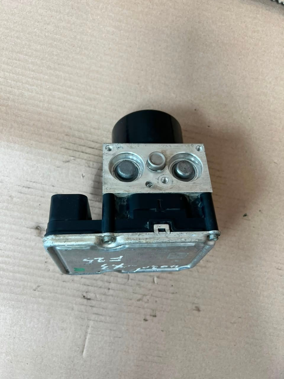 2012 BMW X3 F25 X4 F26 xDrive 20d 2.0 ABS Pump Control Module 6852748 OEM