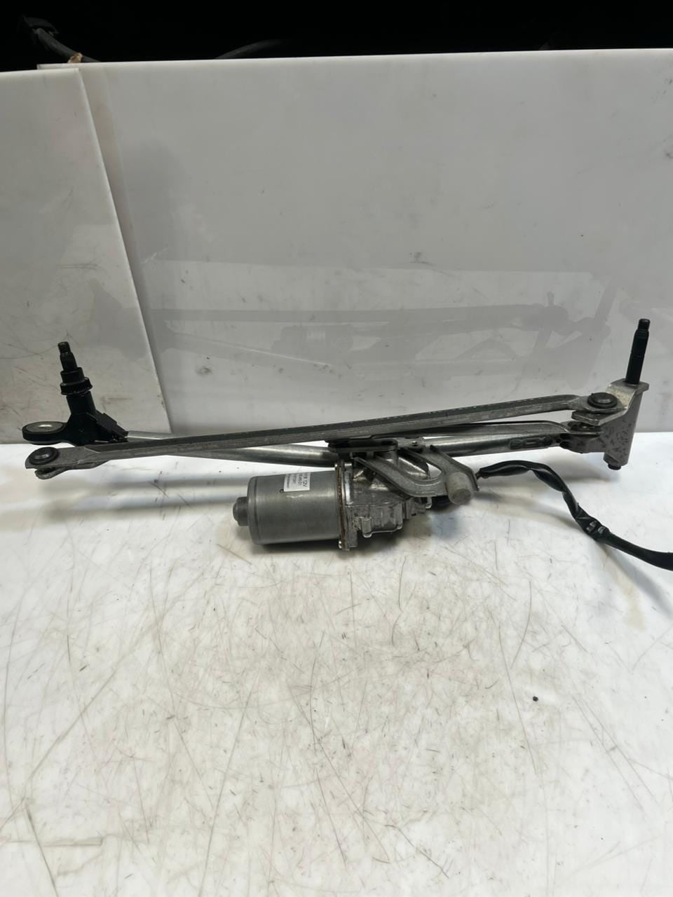 2010-2015 BMW X1 E84 Front Windshield Wiper Motor And Linkage 2992466 OEM