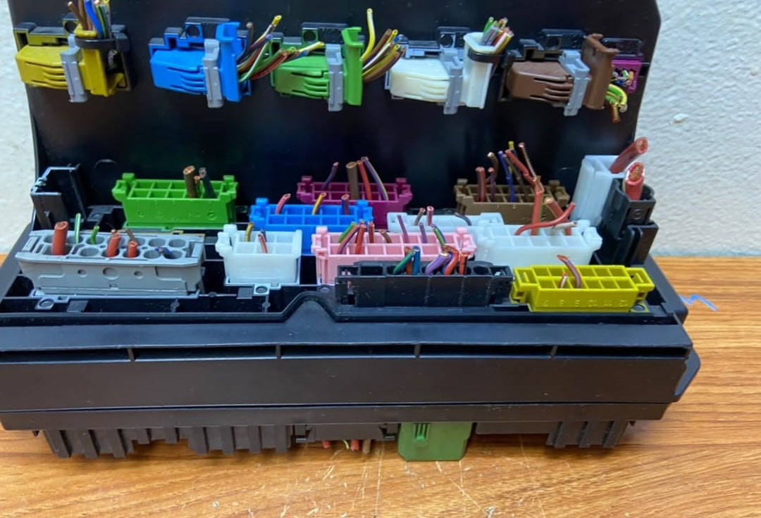 Mercedes-Benz E-250 Sam Fuse Box Control Unit A2129004025 E-Class W212