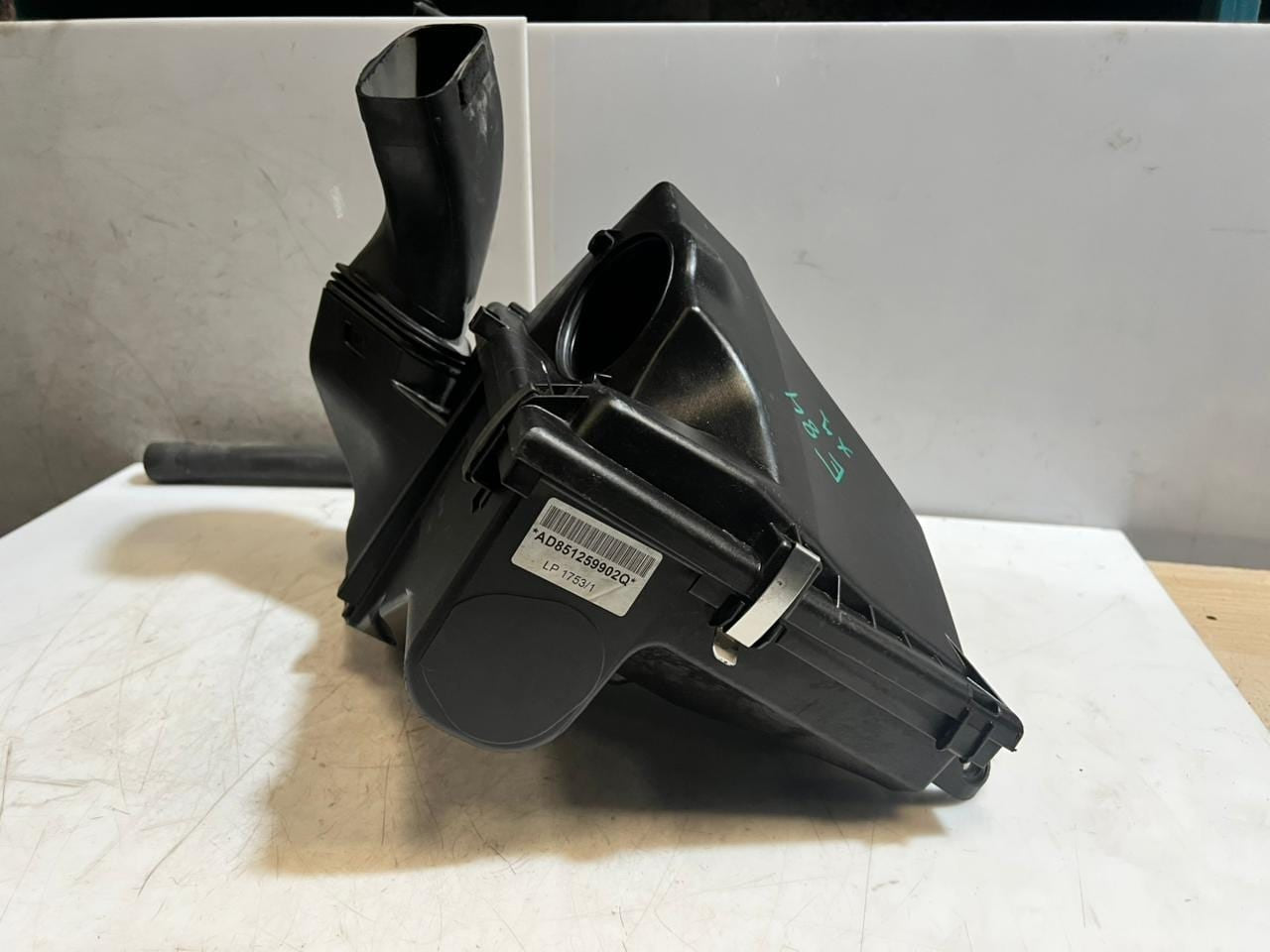 2011 BMW E90, E91, E92, E93 X1 E84 130KW DIESEL Air Filter Housing 8512599 OEM