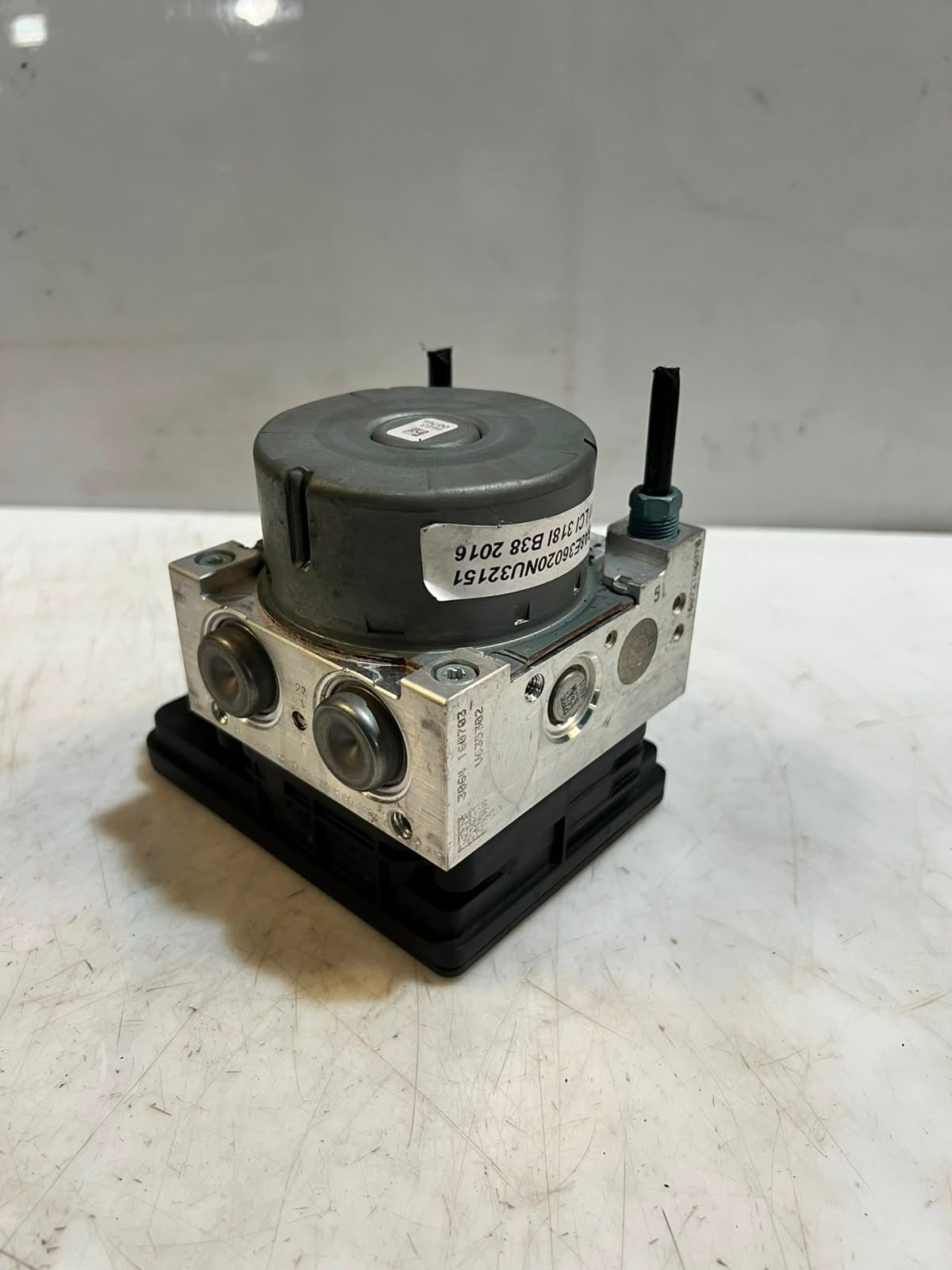2018 BMW 320i F30 F31 F32 Abs Pump Control Module 6881172 OEM