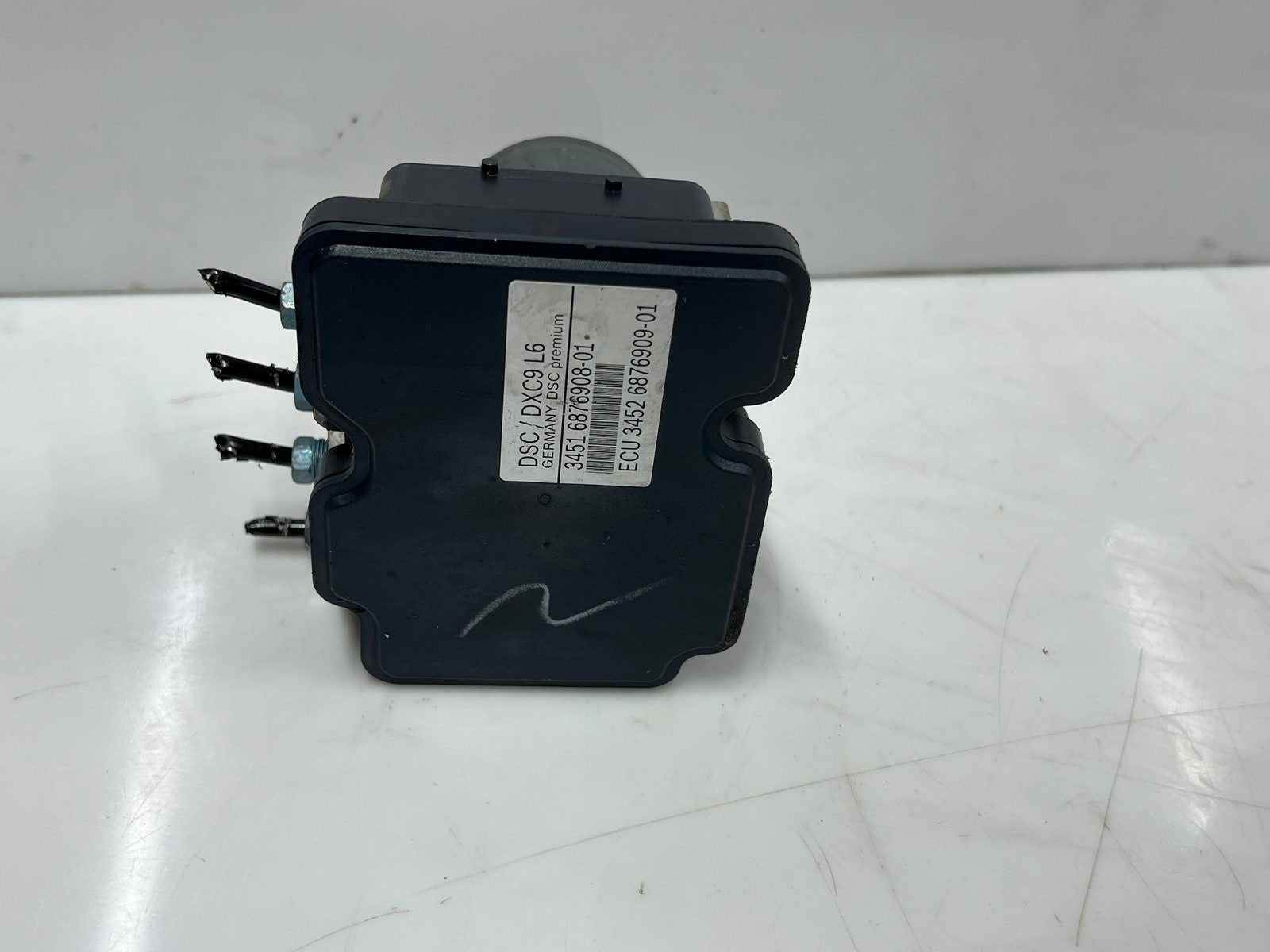 2016 BMW 528i 5 Series F10 and 6 Series F12 L6 DXC9 Abs Pump 6876908 OEM