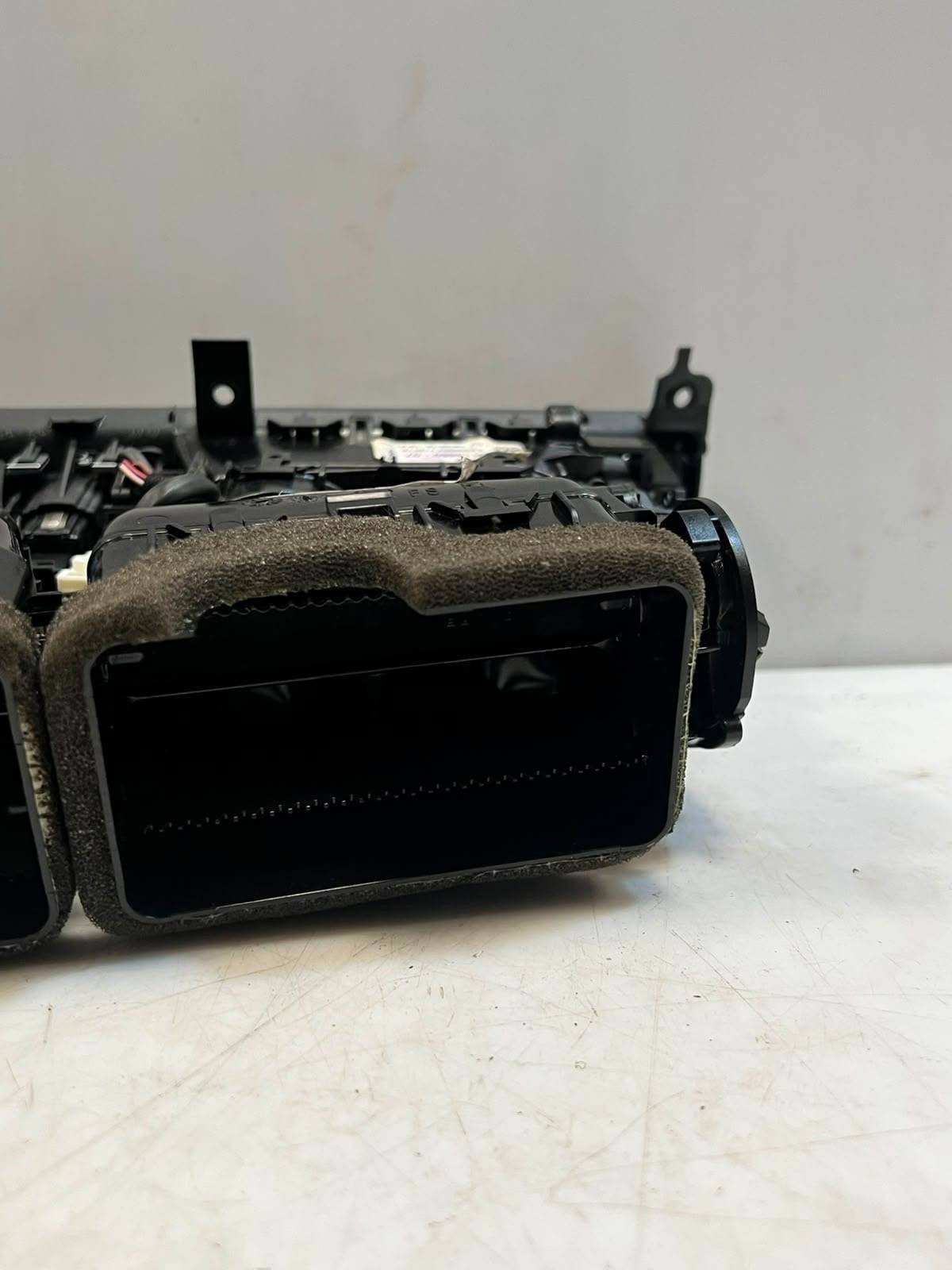 BMW 7 Series F01 F02 F03 F04 Dashboard Center Air Vent Grille Center 9115860