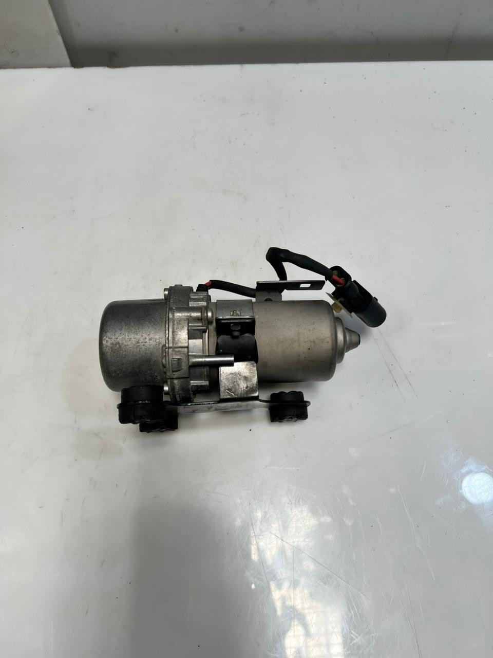 BMW 5 Series F10 F11 N55 3.0 ENGINE Brake BOOSTER Vacuum Pump 6857404 OEM