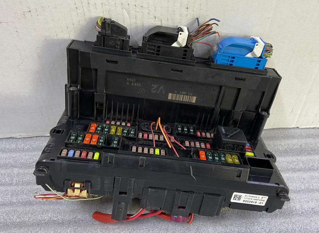 OEM BMW F10 F11 F12 Front Power Distribution Fuse Relay Box 9252815-01