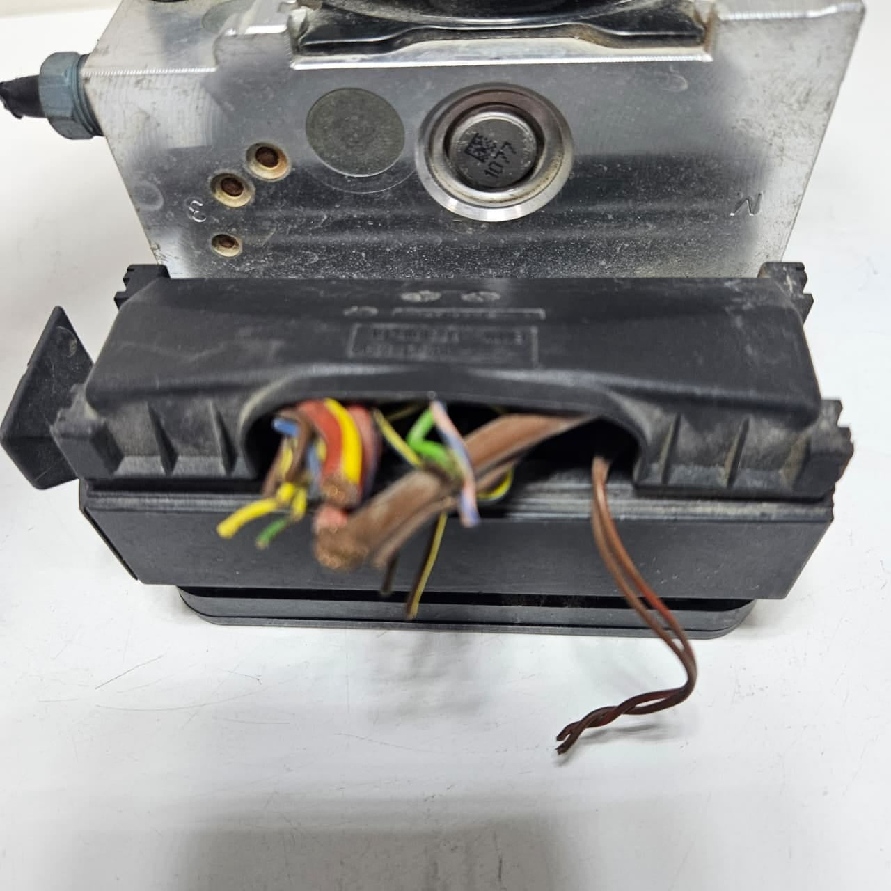 2012-2013 BMW 3 Series F30 320i 328i 335i ABS Pump Control Module 6793936