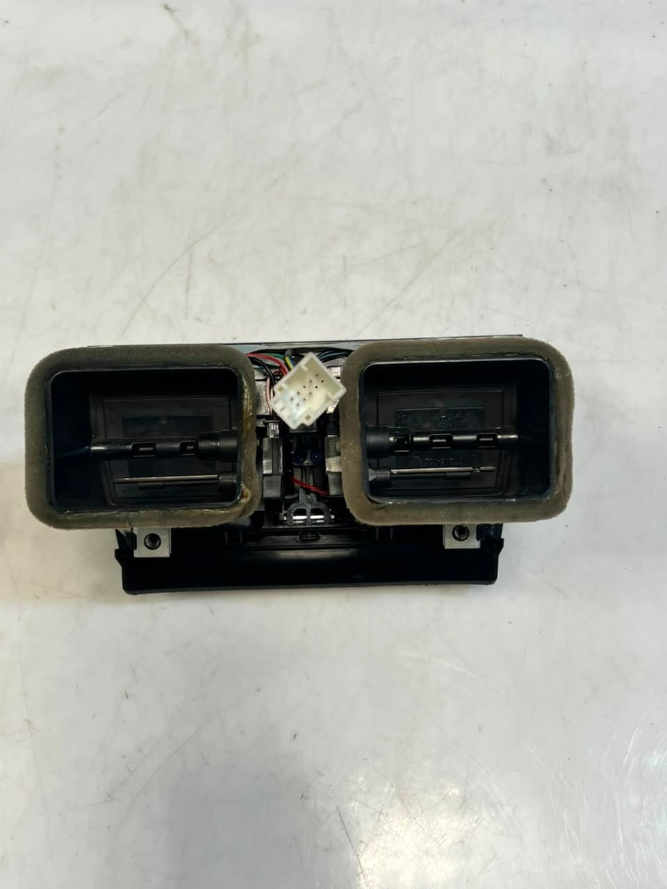 2008 BMW 750i 7 Series F01 F02 F03 F04 Rear Center Console Air Vent 9118249 
