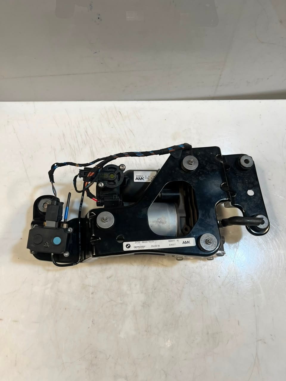 2012 BMW X5 E70 X6 E71 Air Suspension Compressor PUMP 6859714 OEM