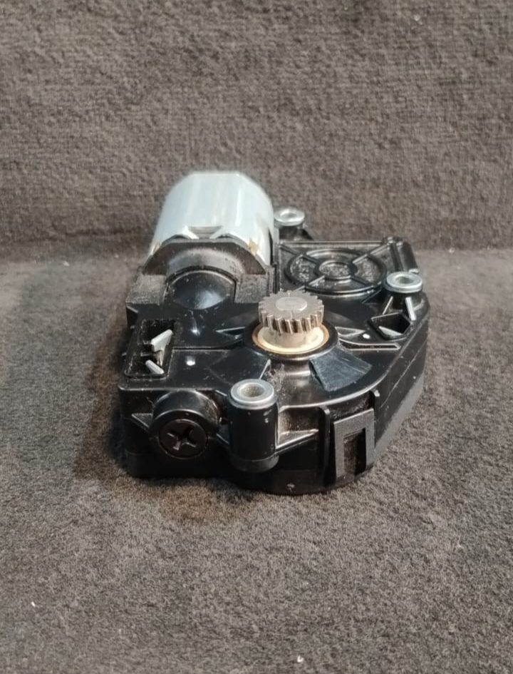 BMW E90/E92 F10 SUNROOF SLIDING/TILTING MOTOR OEM P/N 7193398