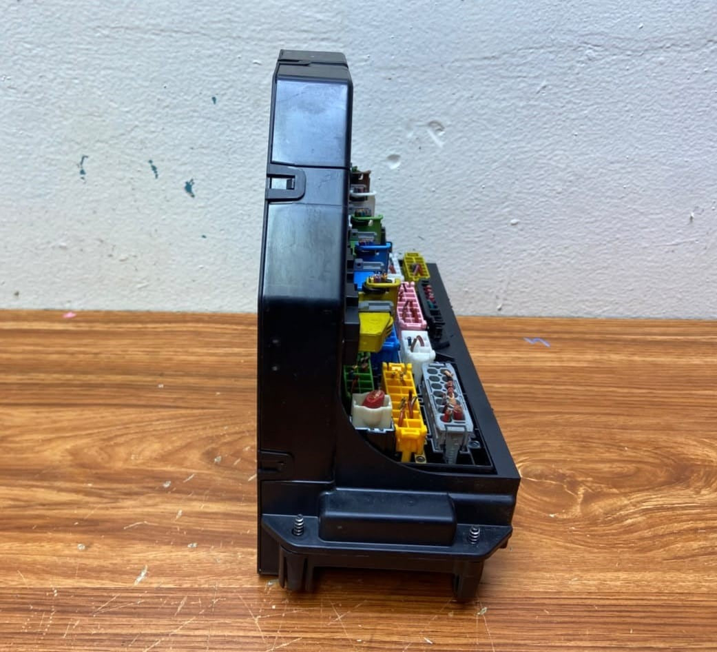 Mercedes-Benz Front SAM Fuse Box Control Module A2129003514  C-Class W204 W212
