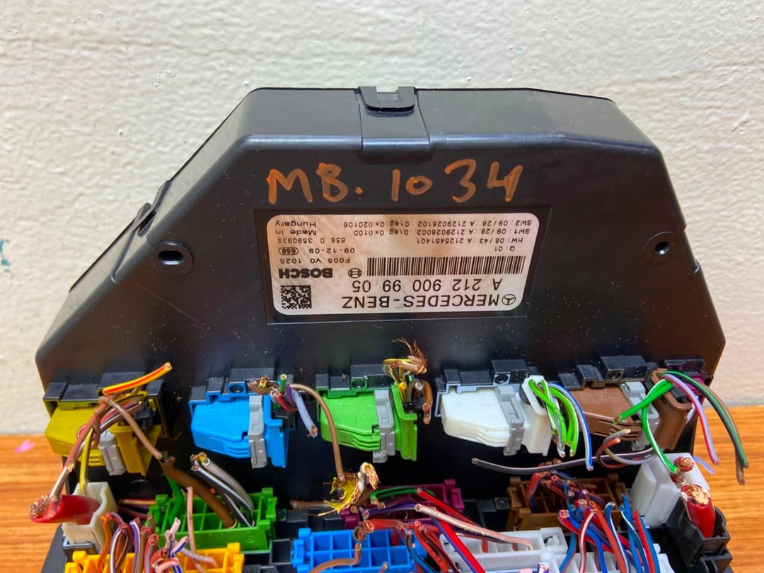 Mercedes-Benz W212 Sam Fuse Box Control Module A2129009905  C-Class W204