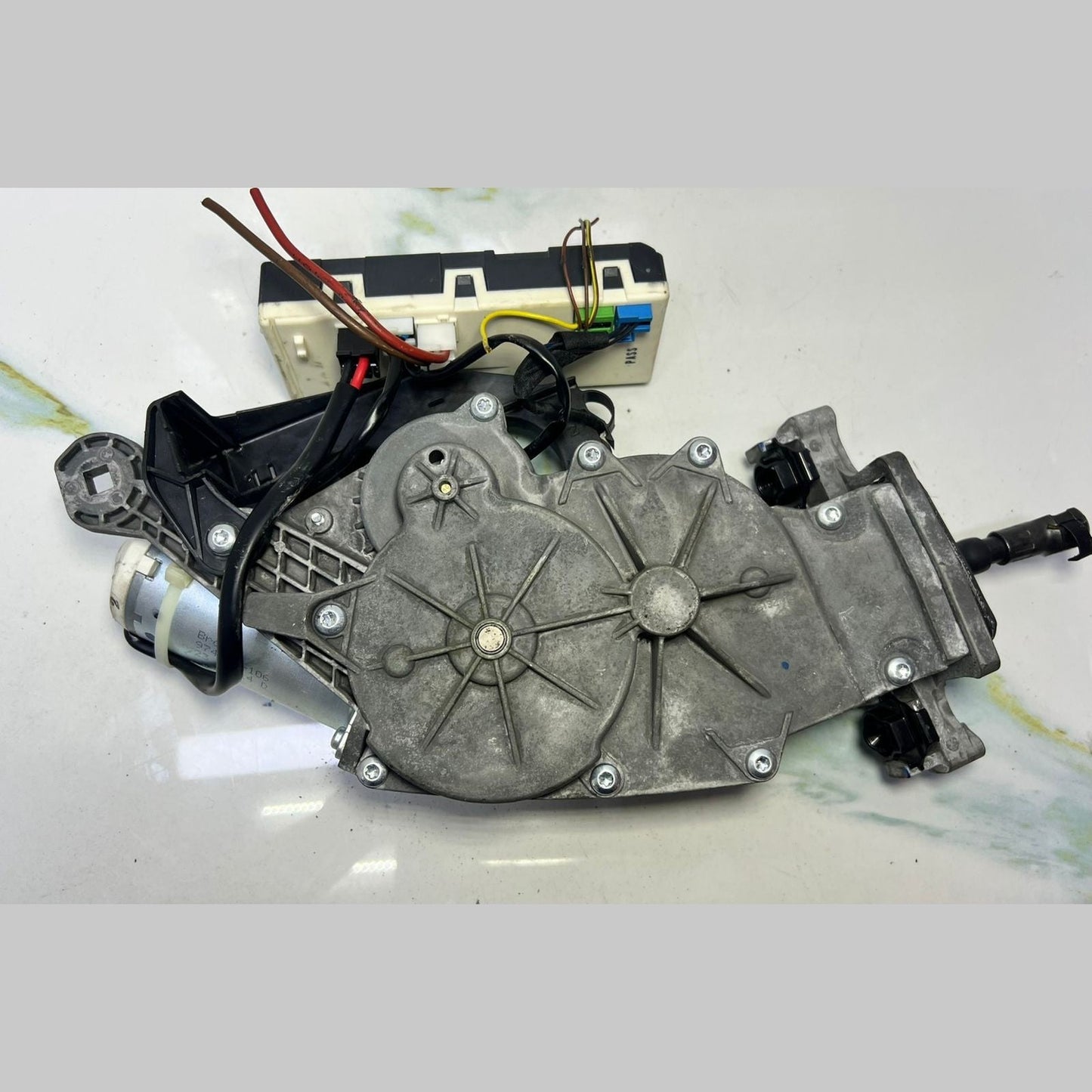 Mercedes W204 W212 Power Tailgate Liftgate Motor Actuator A212 8203742 OEM