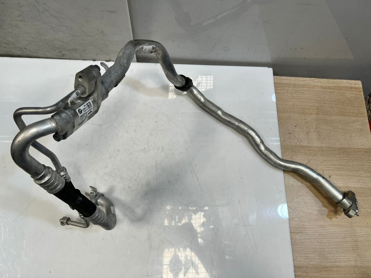 2022 BMW iX 120 AC Air Conditioning Refrigerant Hose Line 5A28911 OEM