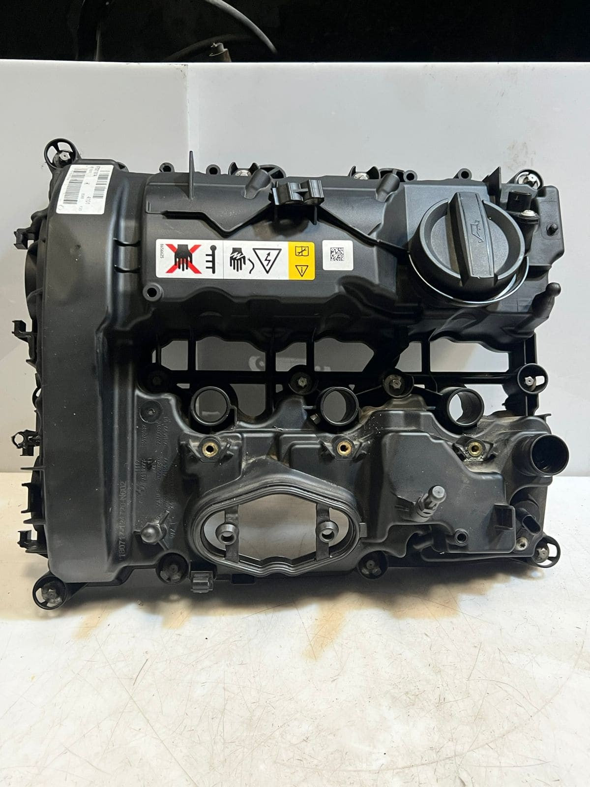 BMW Cylinder Head Cover 7611277