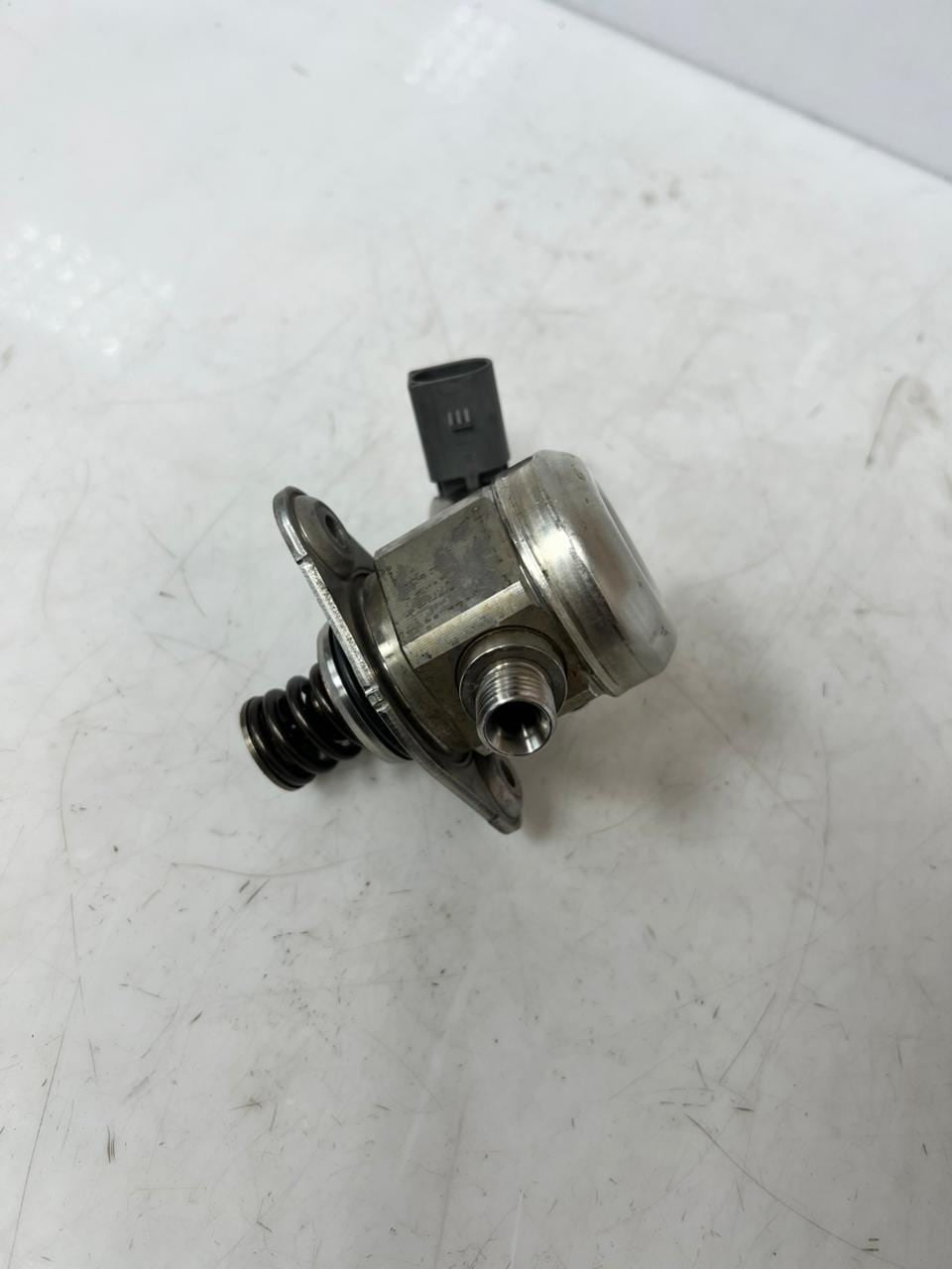 2014-18 BMW X5 550i 650i 750i 750Li X6 4.4L High Pressure Fuel Pump 7595339 OEM
