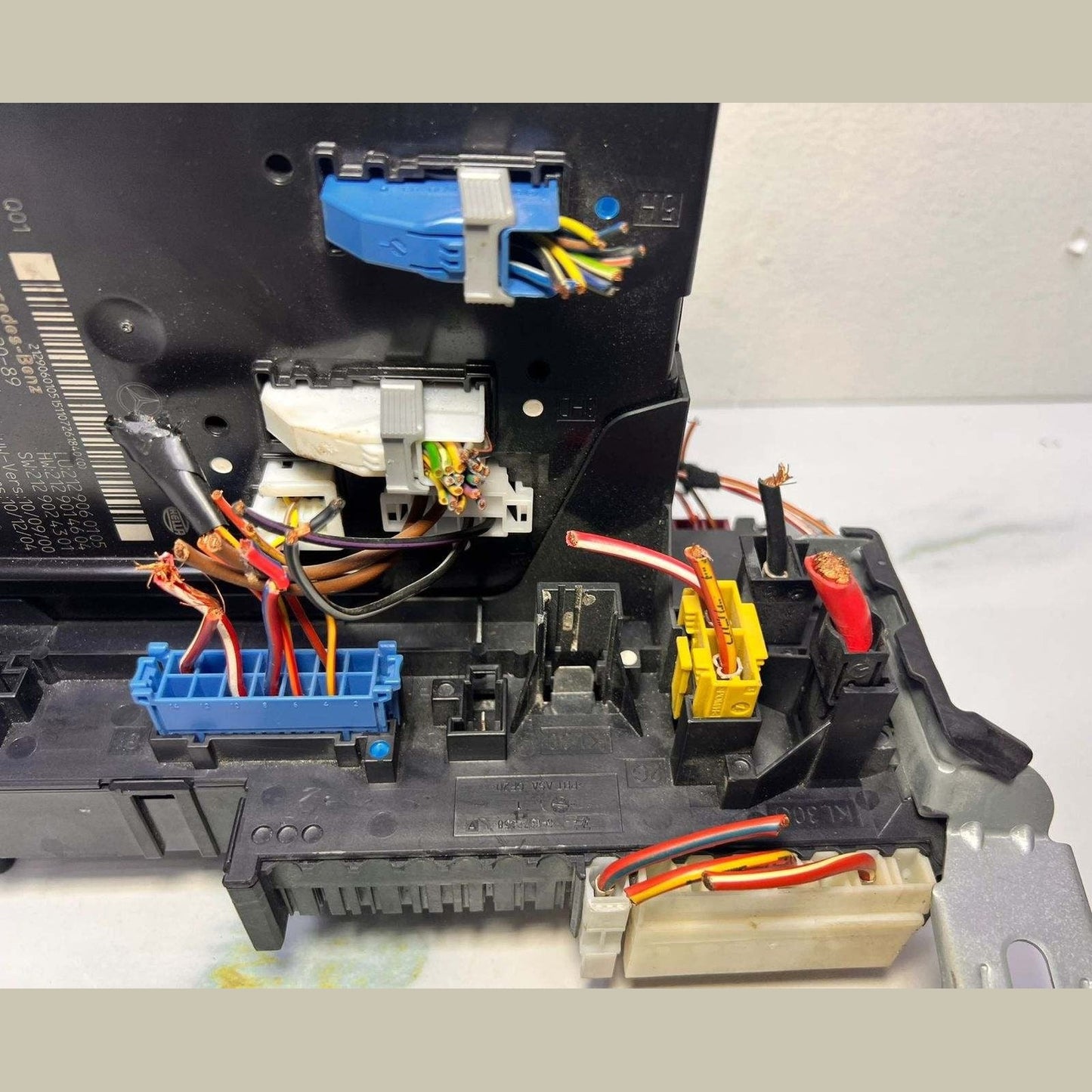 Mercedes-Benz W212 E300 Rear Sam Fuse Relay Box Module 212 9060105 E-Class E350 