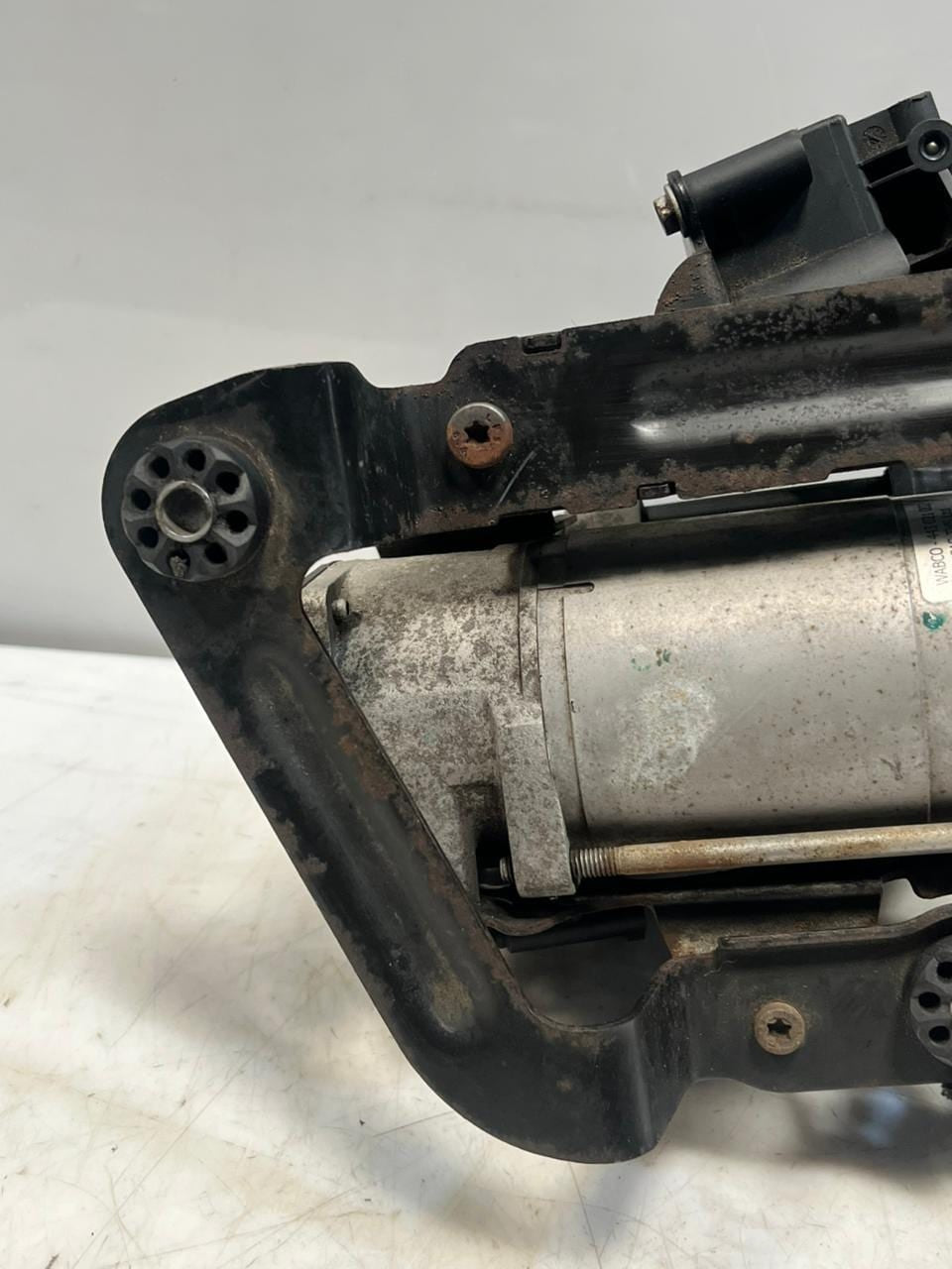 2015-2020 BMW 740i 7 Series G11 G12 Air Suspension Compressor Pump 443021002 OEM