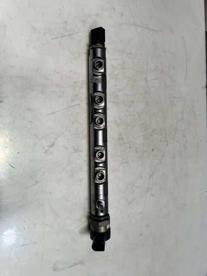 BMW 1' F10 F30 E90 E81 E87 N47 2.0L Fuel Injection Rail With Sensor 7809127 OEM