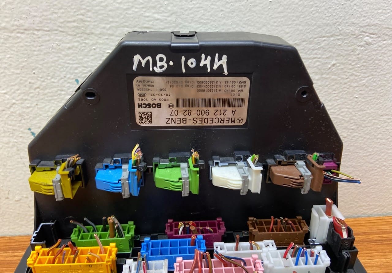 Mercedes-Benz X204 GLK Fuse Box Sam Relay Control Module Front A2129008207 W212
