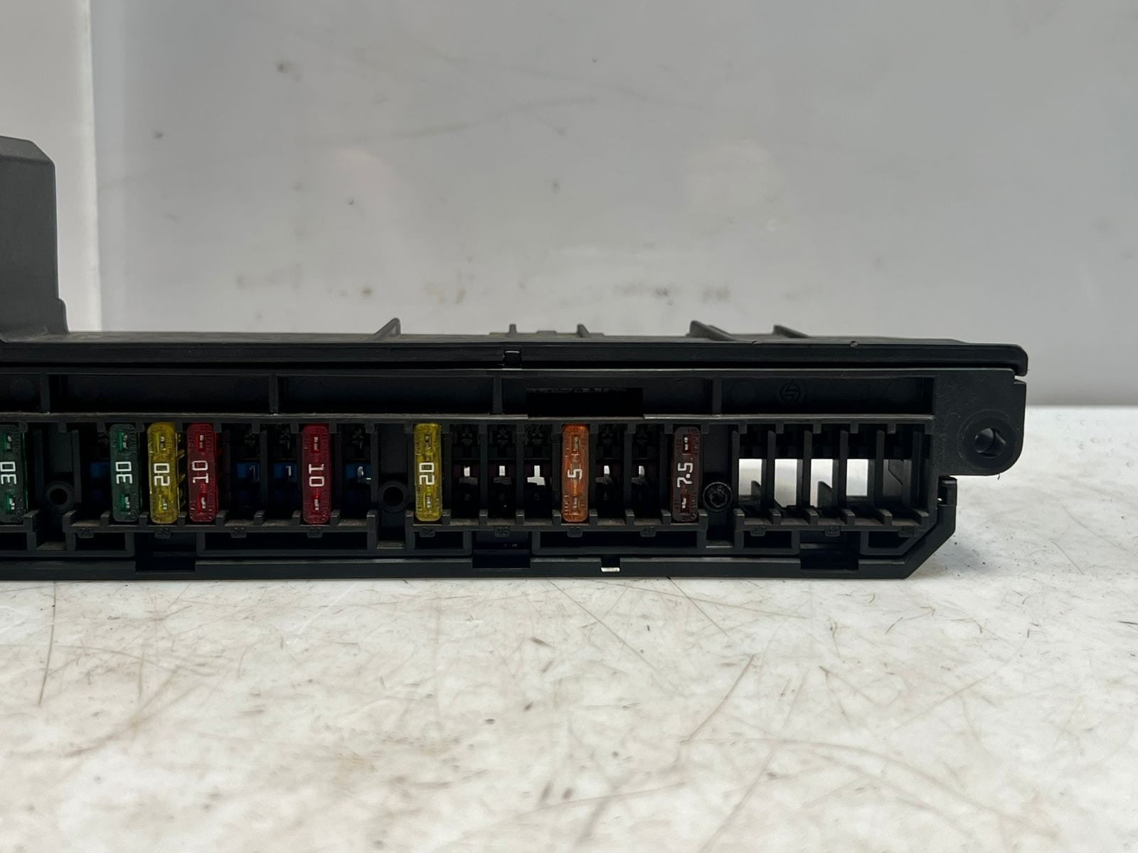 2004-2010 BMW 525i 5 Series E60 E61 528i Power Distribution Fuse Box 6957330 OEM