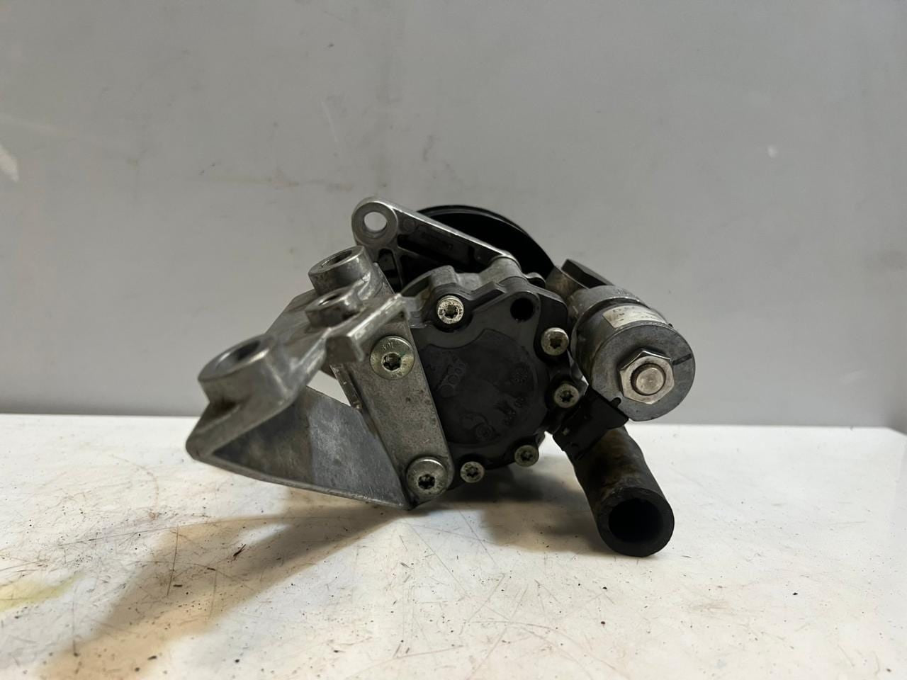 2008-2010 BMW 528i E81 E87 E90 E91 N52B25 2.5P Power Steering Pump 7539015 OEM