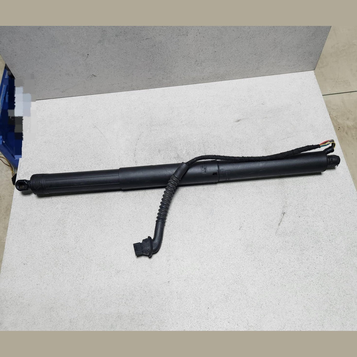 2013-2018 BMW X5 Tailgate Strut 4823279 X5 F15 F85