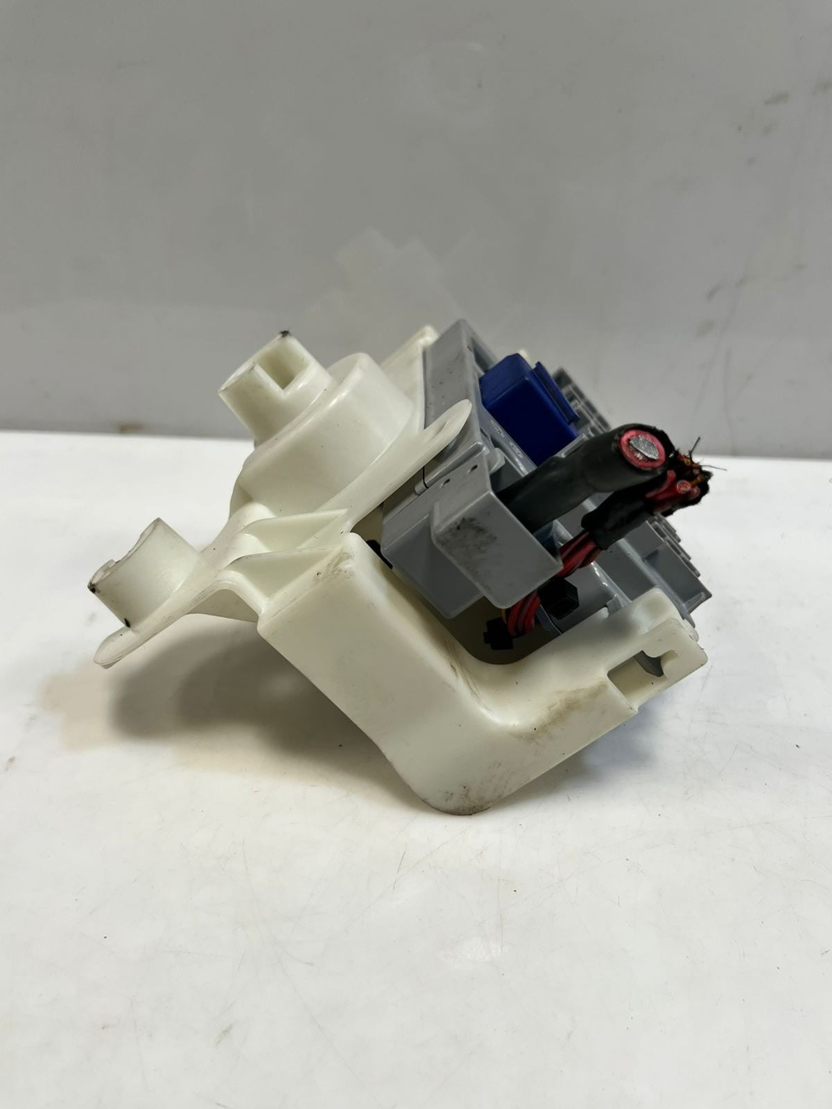BMW 330i G20 G21 G30 G31 G11 FRONT LEFT SIDE POWER DISTRIBUTION Fuse Box 9350314
