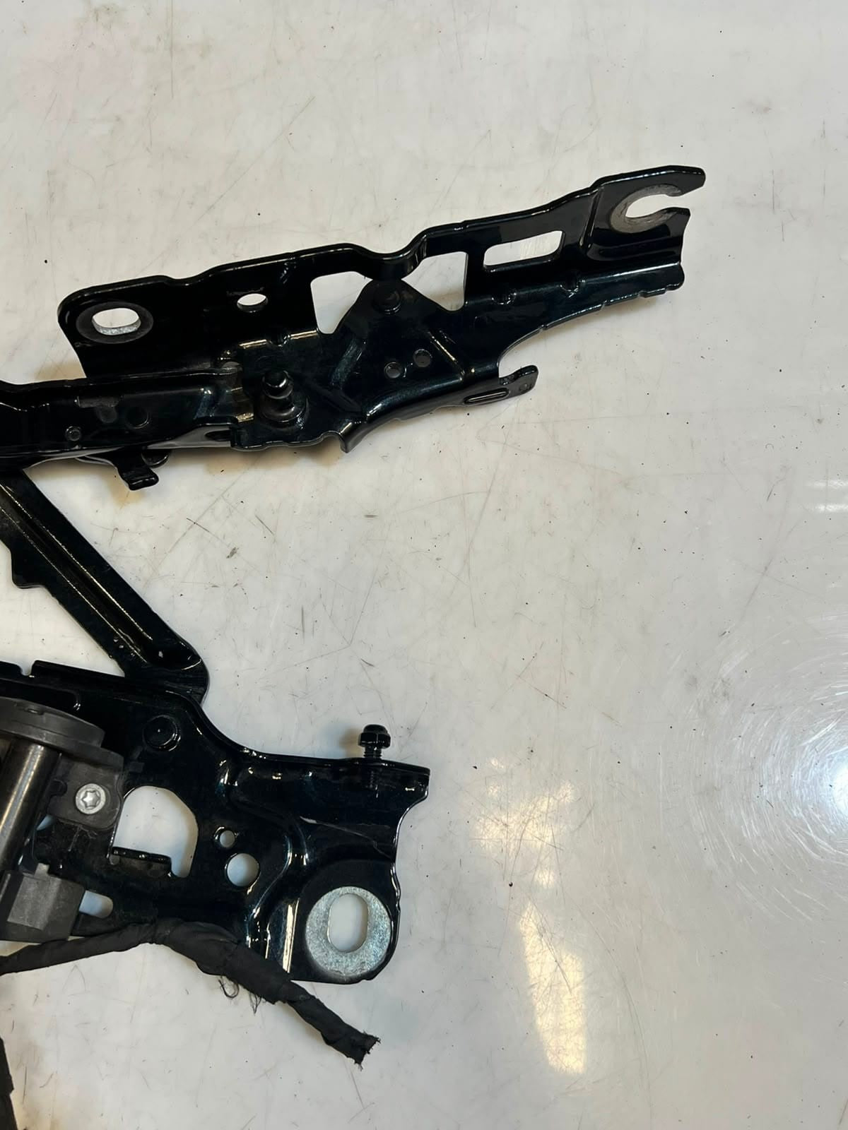 2018 BMW 7 5 Series G30 G31 ENGINE BONNET Hood Hinge PASSENGER SIDE 7347407 OEM