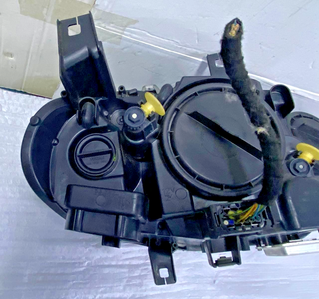 OEM BMW X6 E71 Front Headlight Xenon ECE Left Side 7271359 Without module