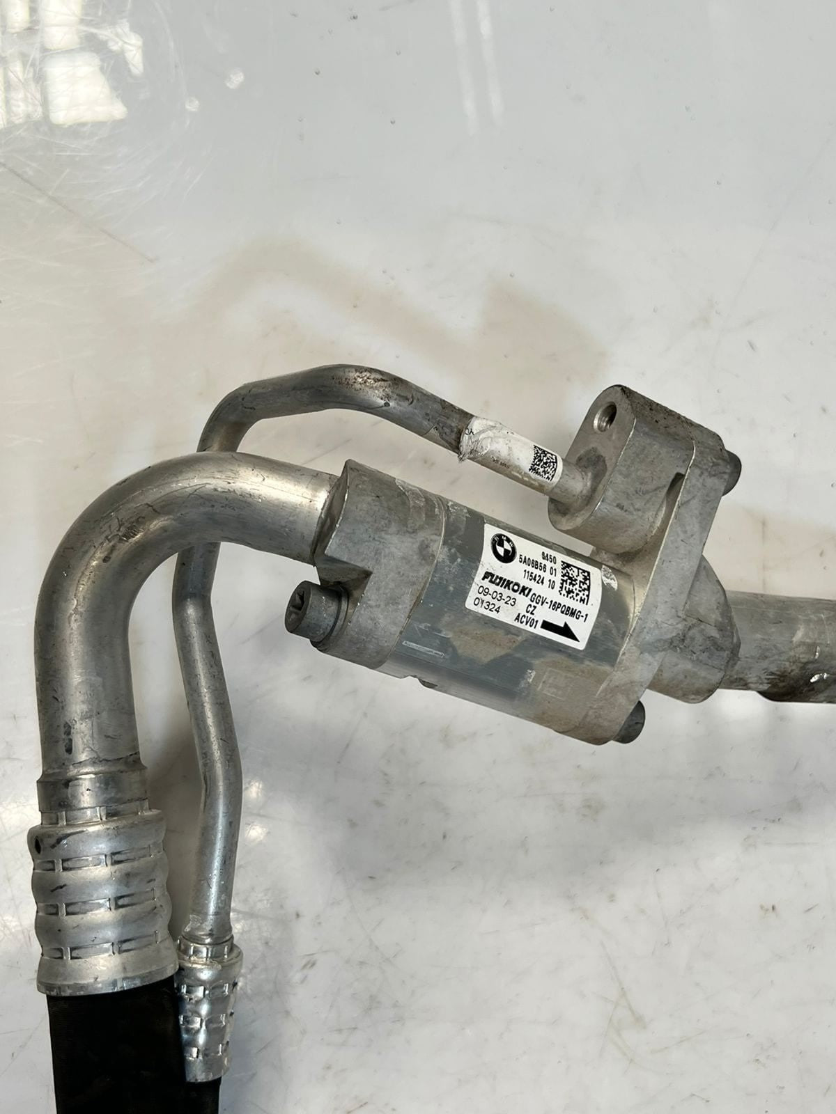 2022 BMW iX 120 AC Air Conditioning Refrigerant Hose Line 5A28911 OEM