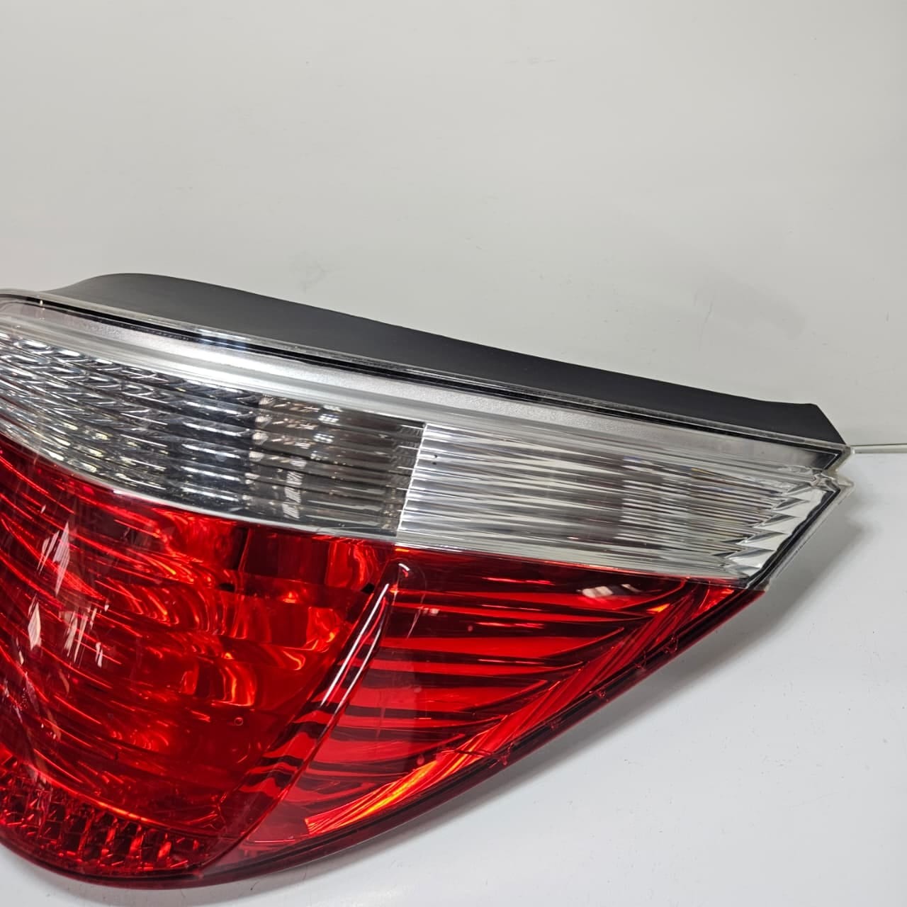 2003-2007 BMW 5 Series E60 E61 525i Rear Right Outer Taillight 7165738