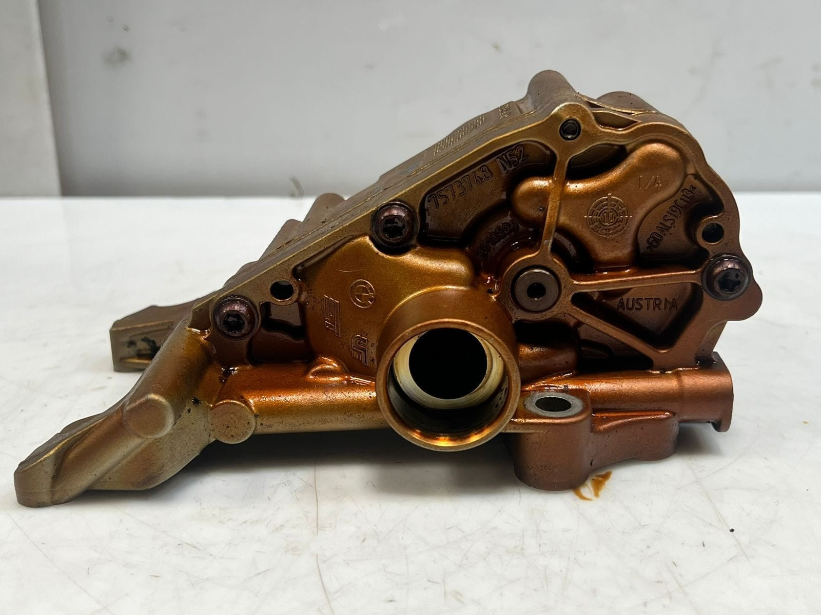 2011-2012 BMW X3 F25, 528i F10 and Z4 E89 3.0L Engine Oil Pump 7573748 OEM