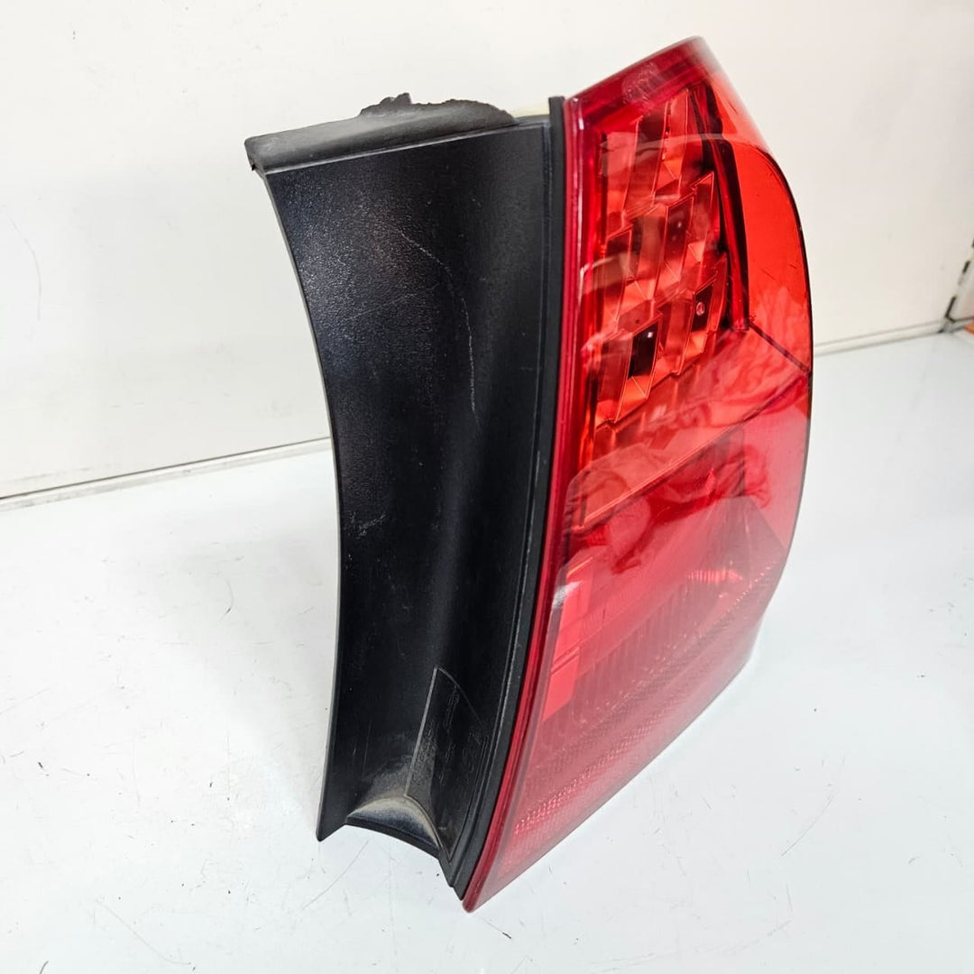7289432-BMW 3 Series E90 E91 328i Touring Taillight Right Rear OEM