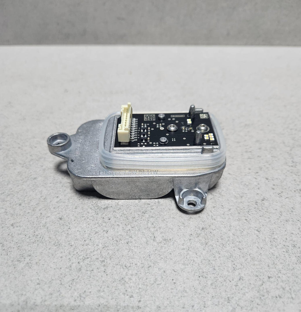 Genuine 2018-2020 BMW 740i LED Headlight Turn Signal Light Module 9498409 