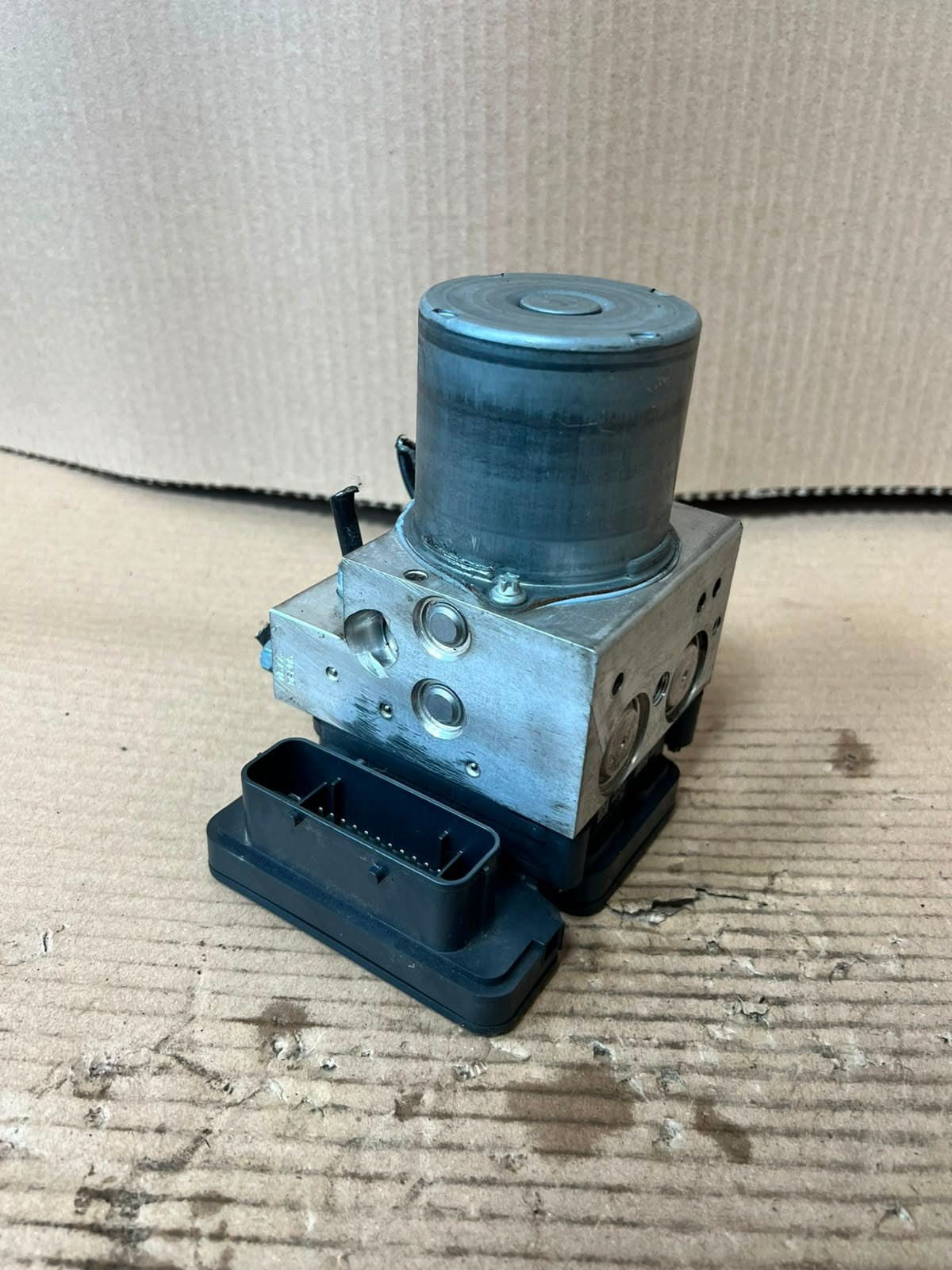2012-2016 BMW F10 F11 F01 F13 535i ABS Pump Anti-Lock Brake Module 6853400