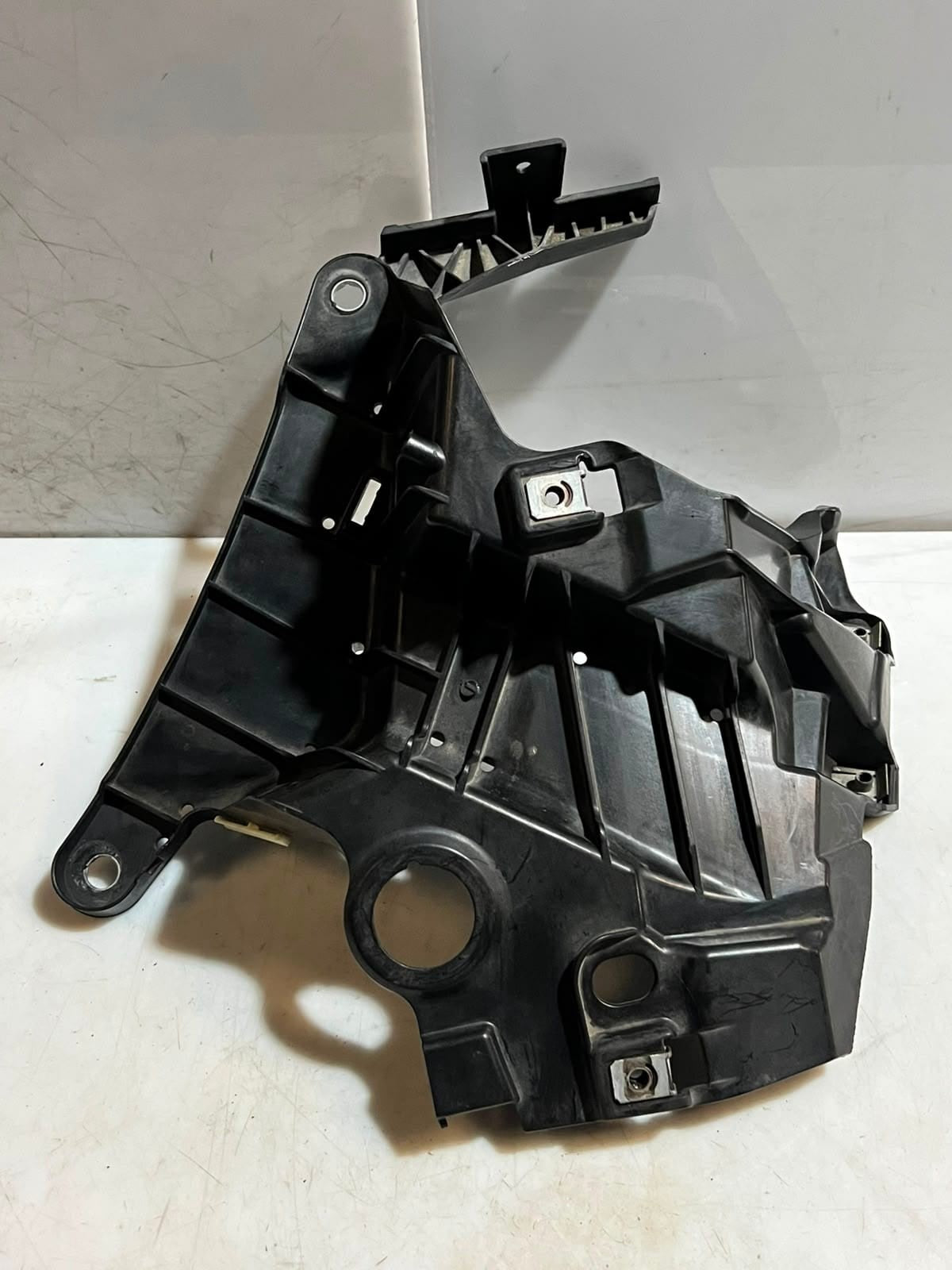 2013-2018 BMW X5 F15, F16, F85, and F86 Fender Module Mount Bracket Left 7294543
