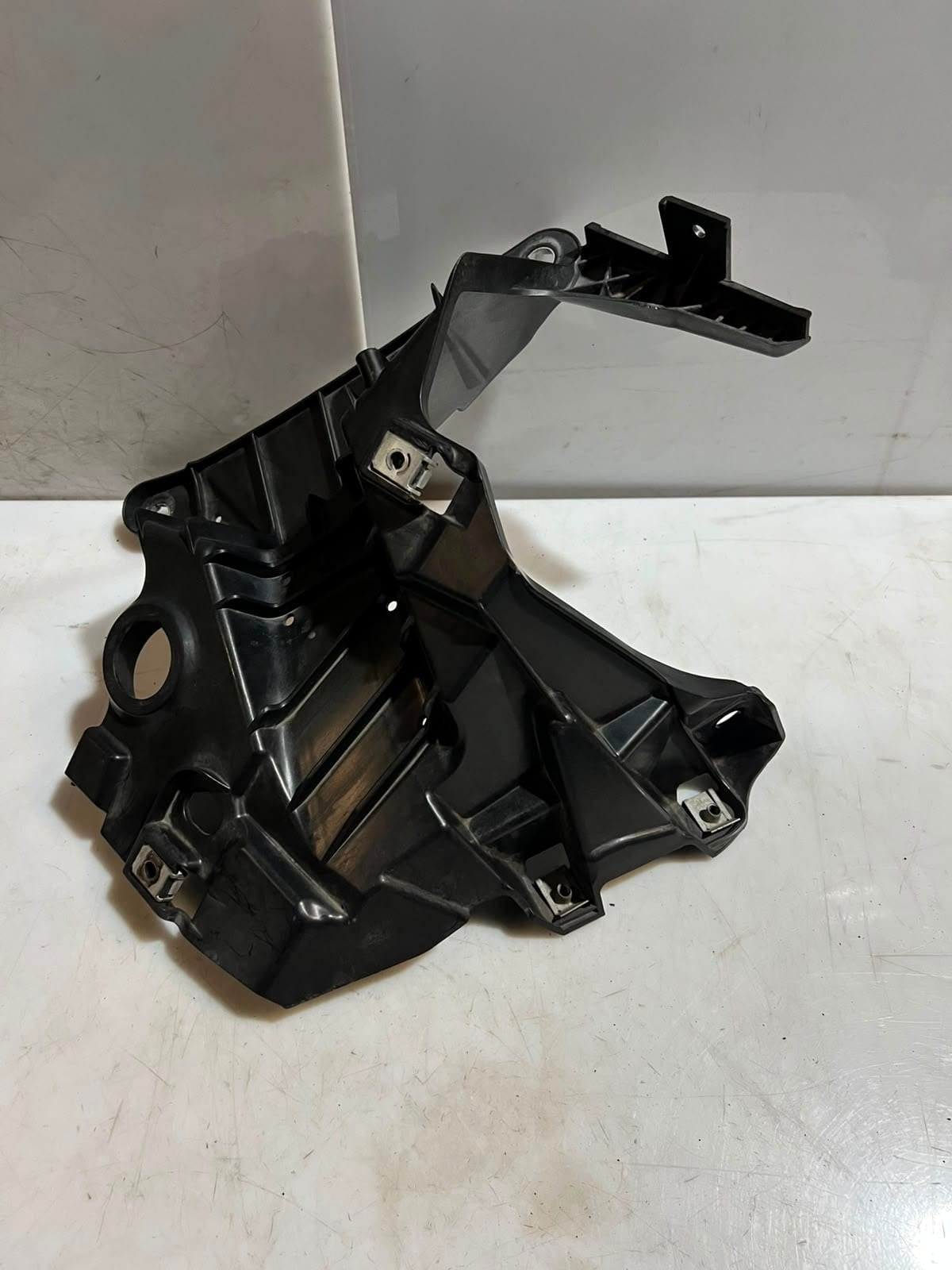 2013-2018 BMW X5 F15, F16, F85, and F86 Fender Module Mount Bracket Left 7294543