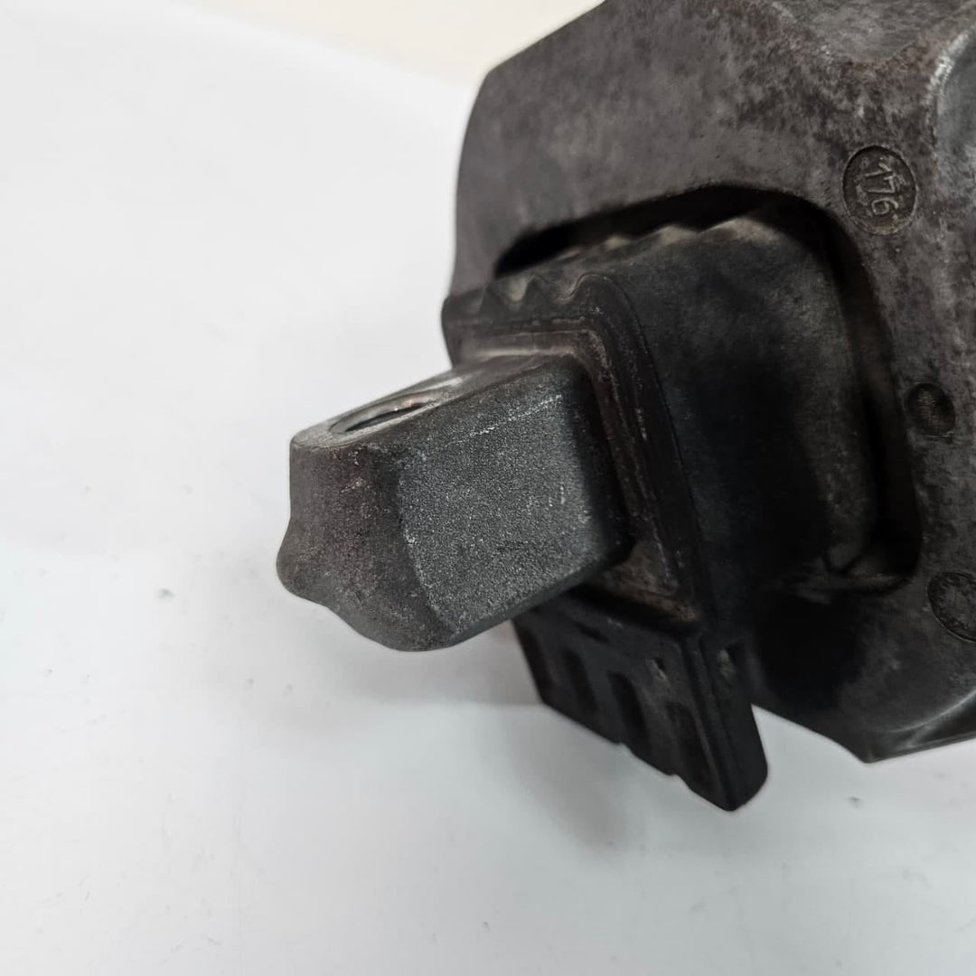 BMW 5 Series G30 G31 G38 530d Engine Mount Bracket Right 6860478